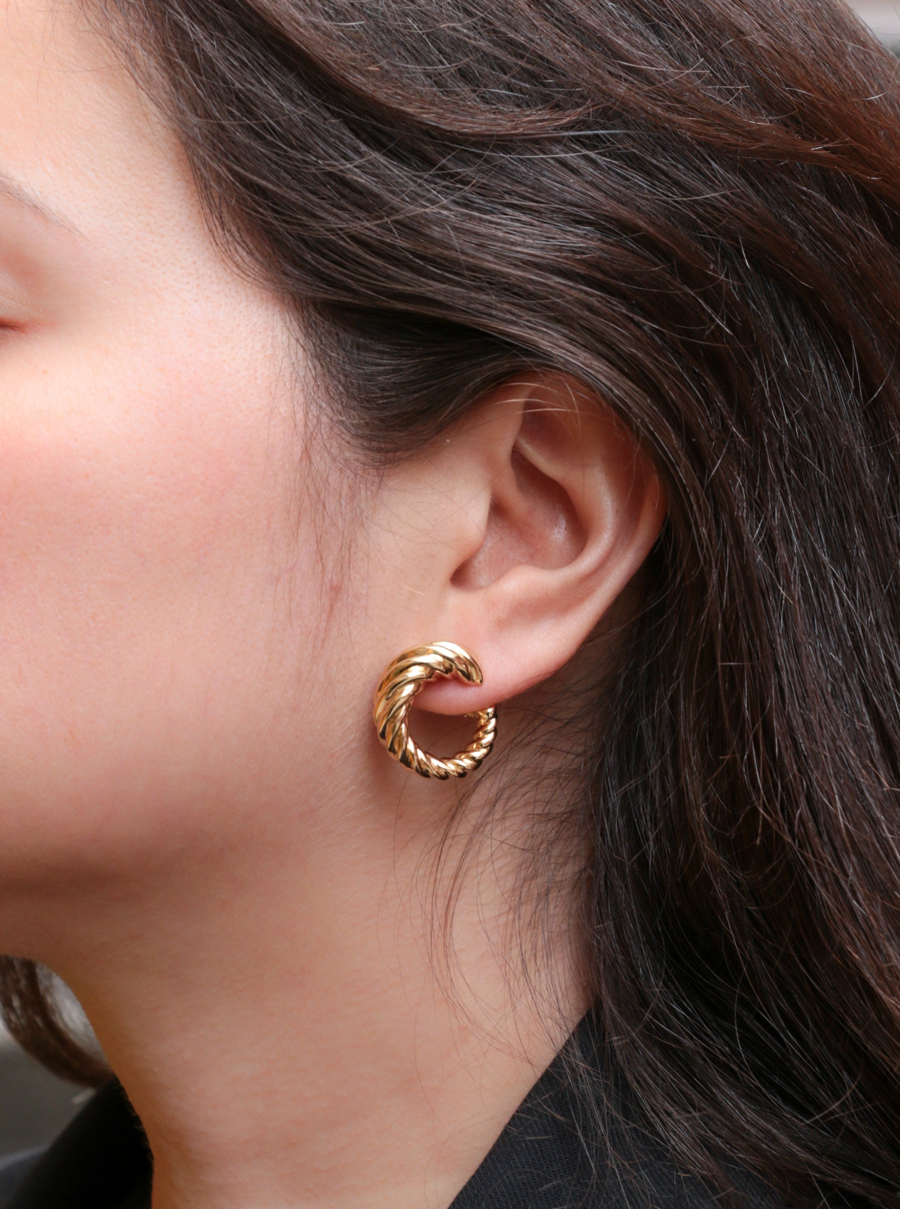 Vintage hoop earrings in yellow gold