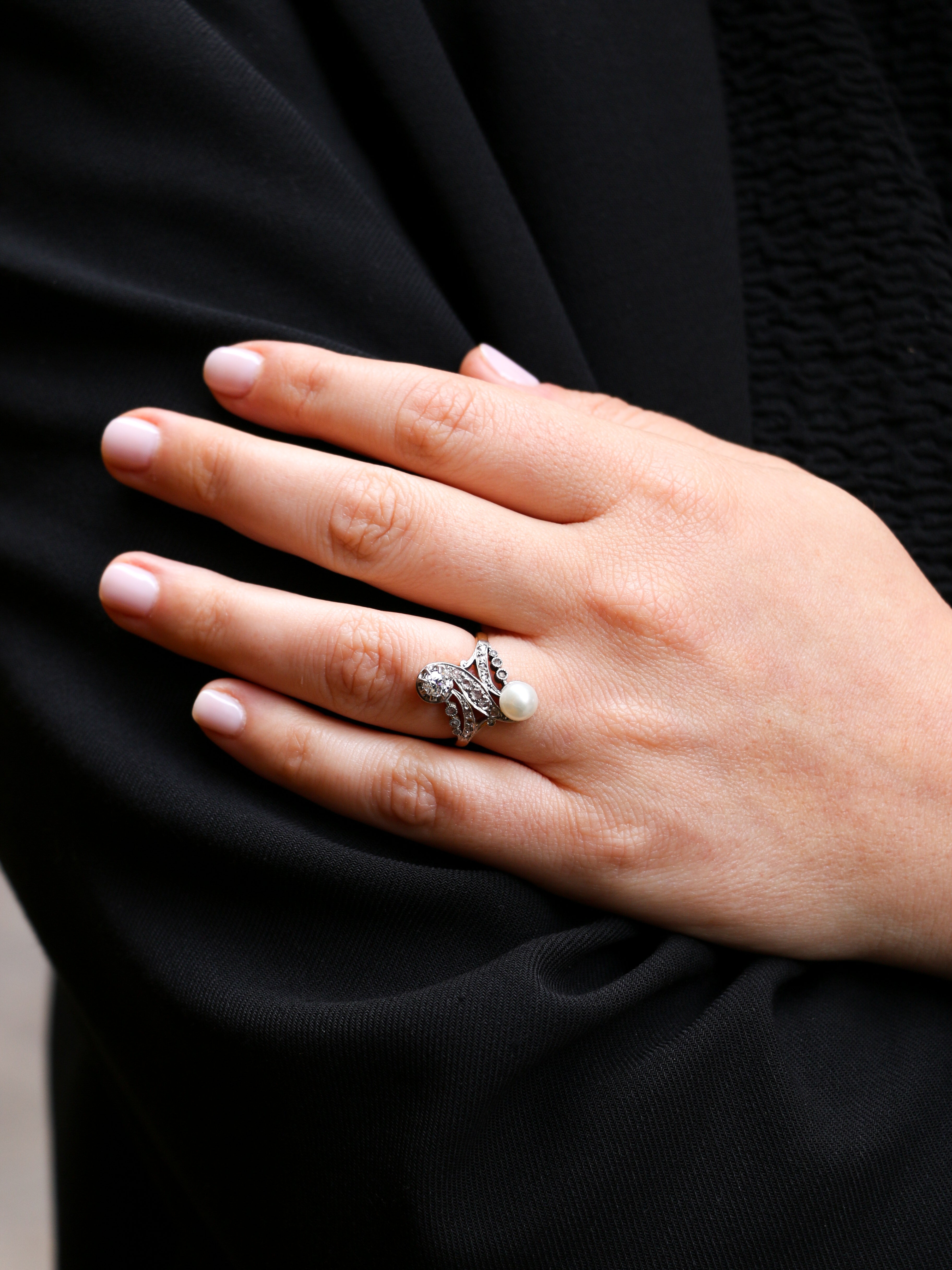 Bague toi et moi Belle-Epoque en or blanc, diamants et perle