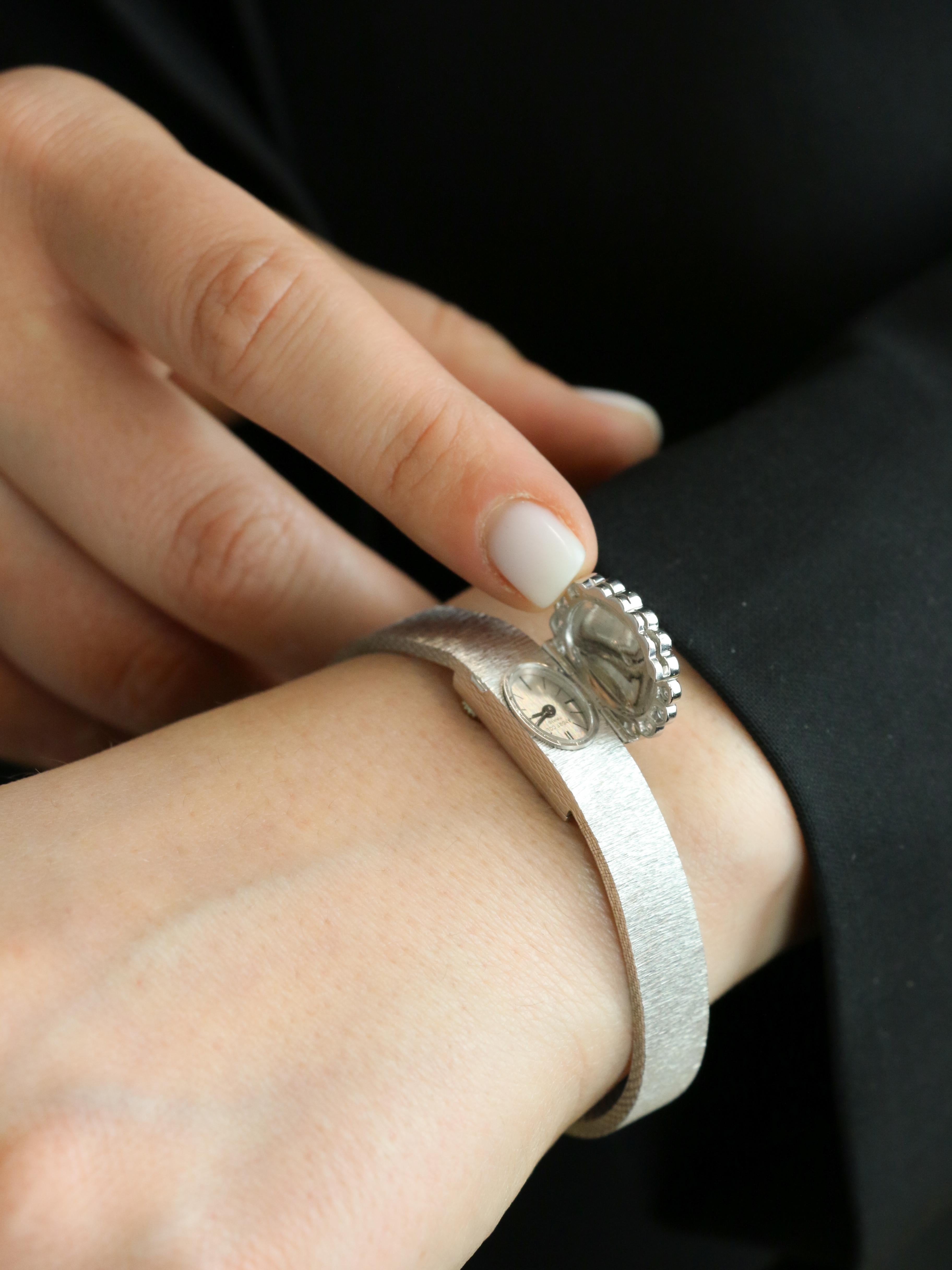 ANDRE COL Montre à secret or blanc diamants