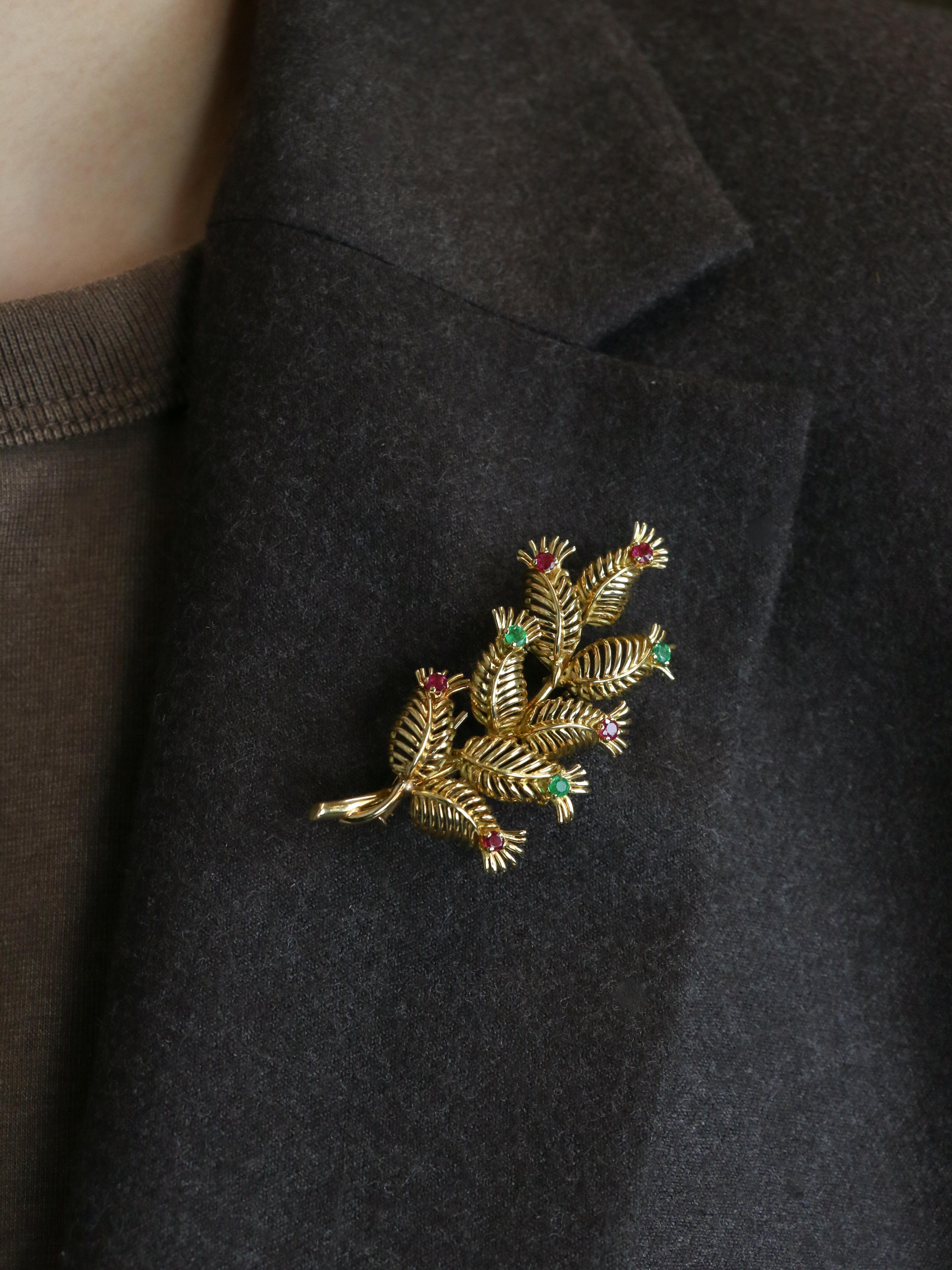 GUBELIN Broche feuille or rubis émeraudes