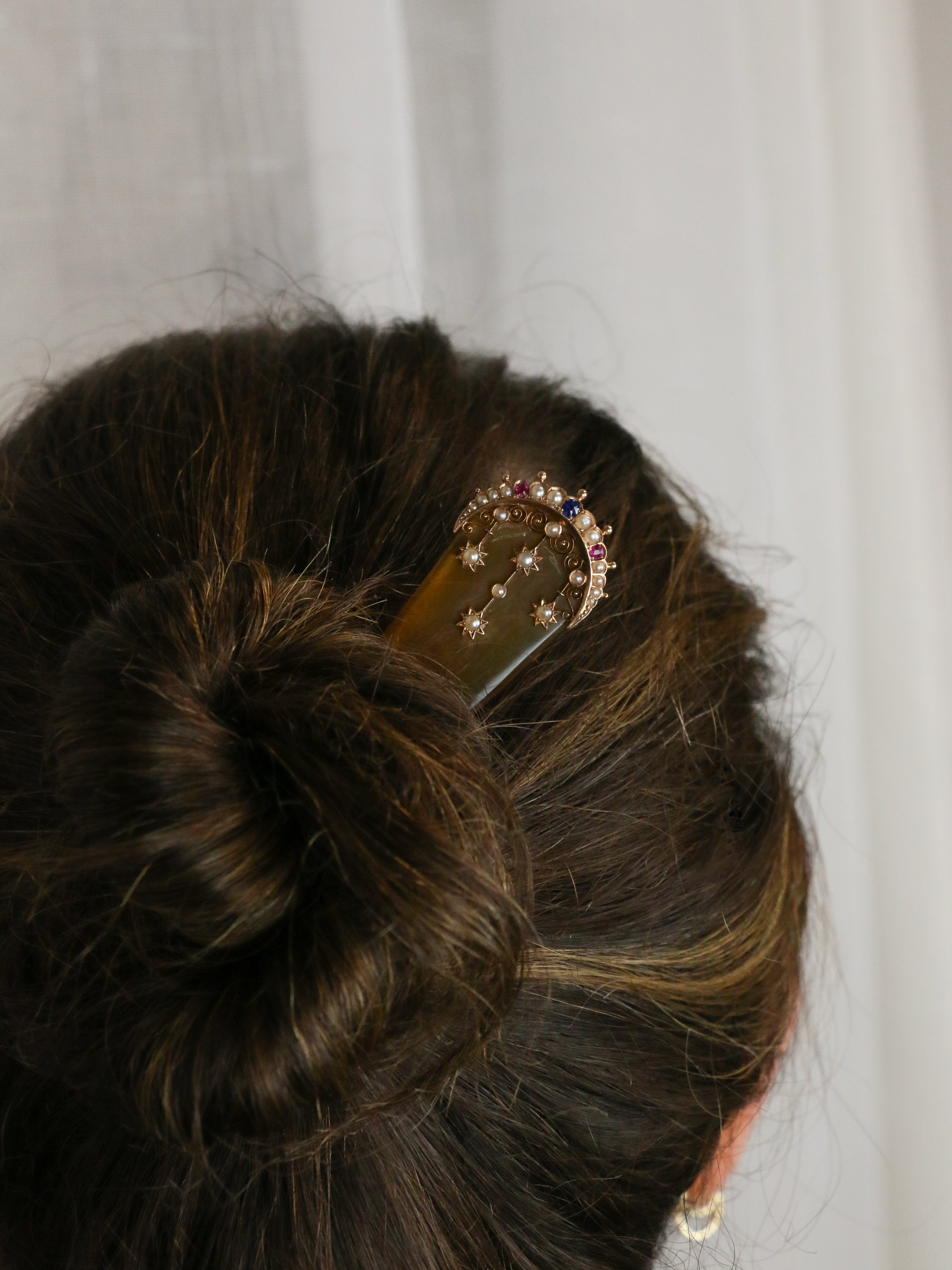 Peigne ancien en or, corne, perles fines, saphirs et rubis