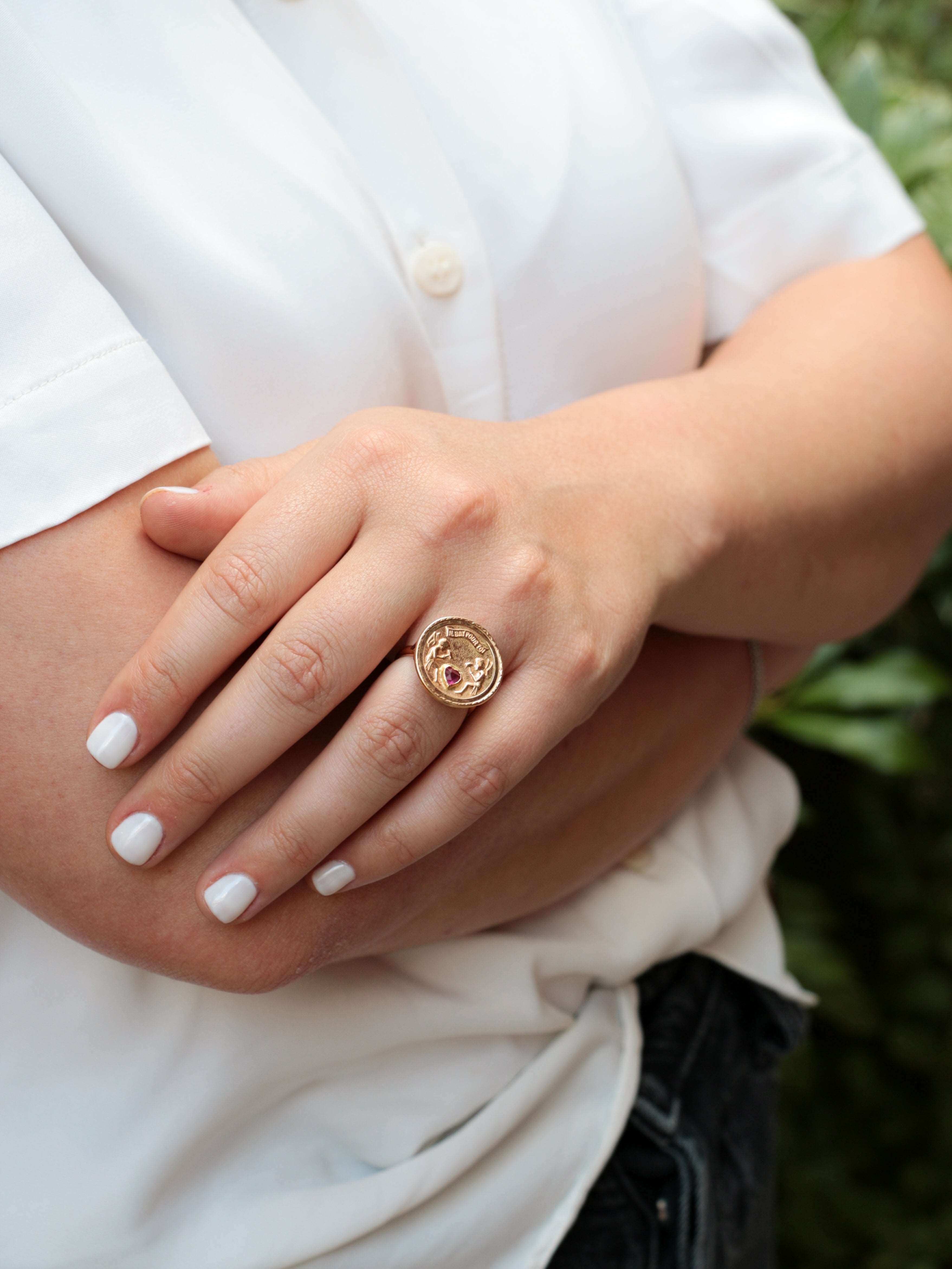 Bague d’amour vintage IL BAT POUR TOI en or et rubis