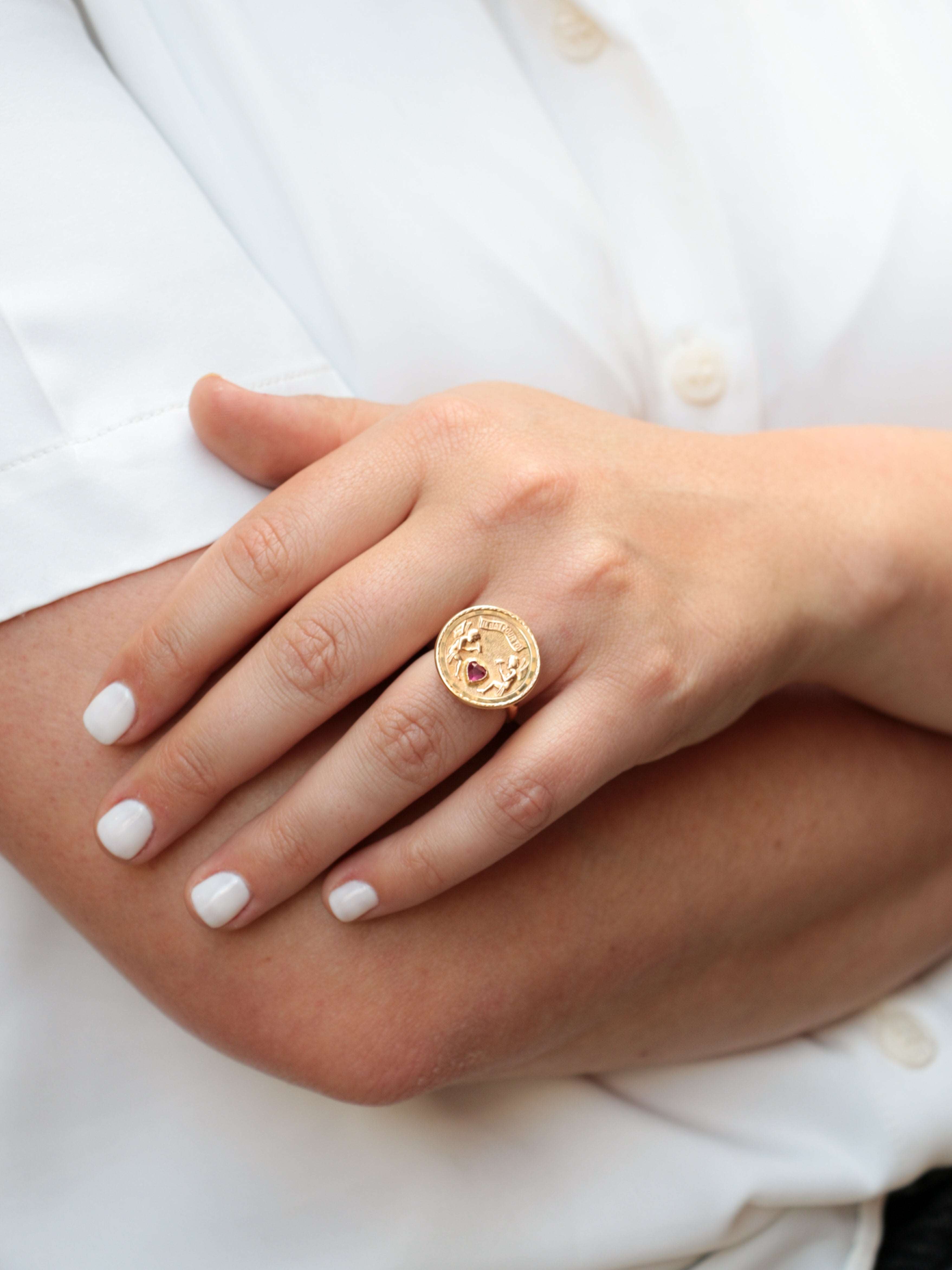 Bague d’amour vintage IL BAT POUR TOI en or et rubis