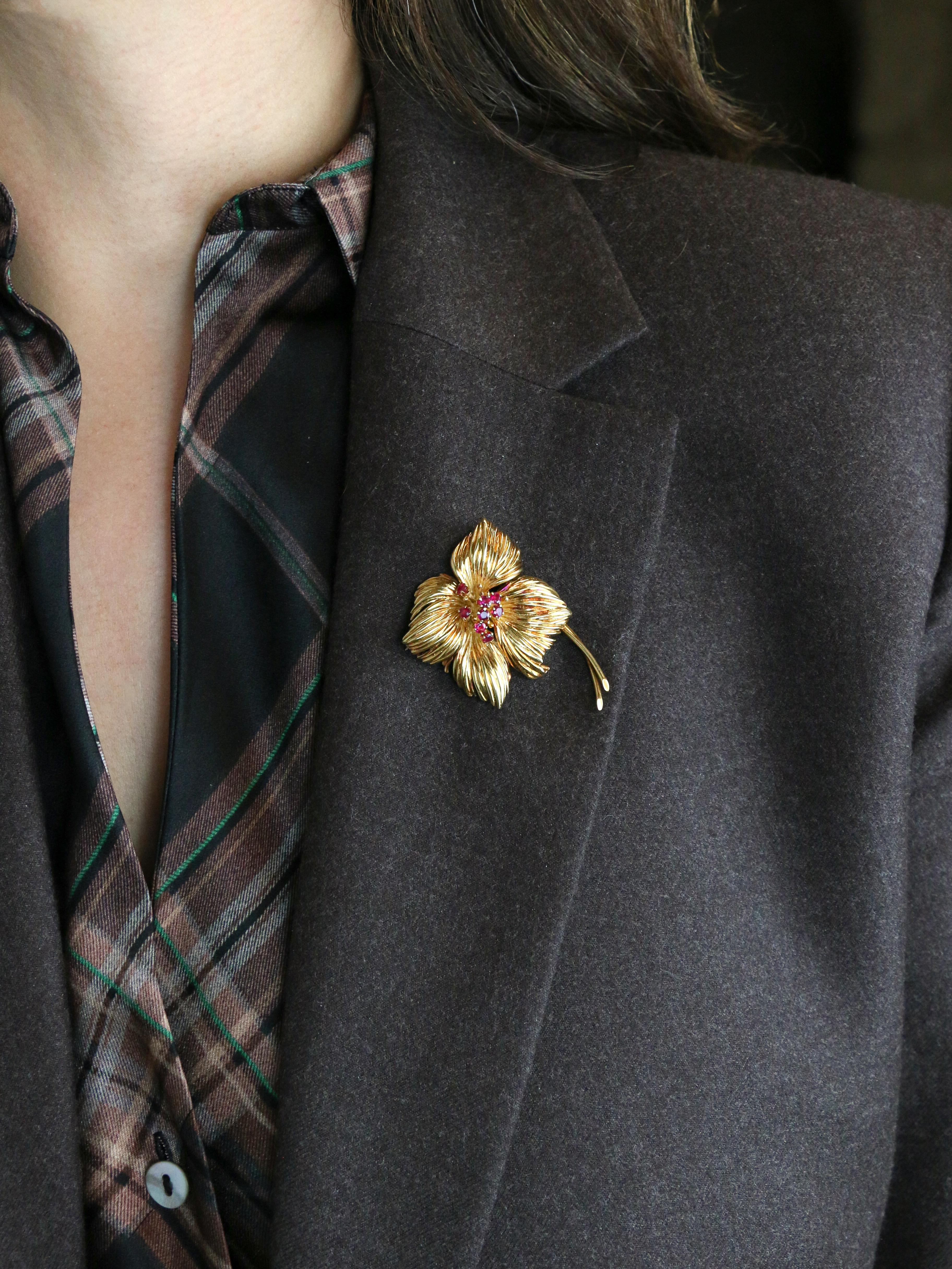 VAN CLEEF & ARPELS Broche fleur or jaune rubis