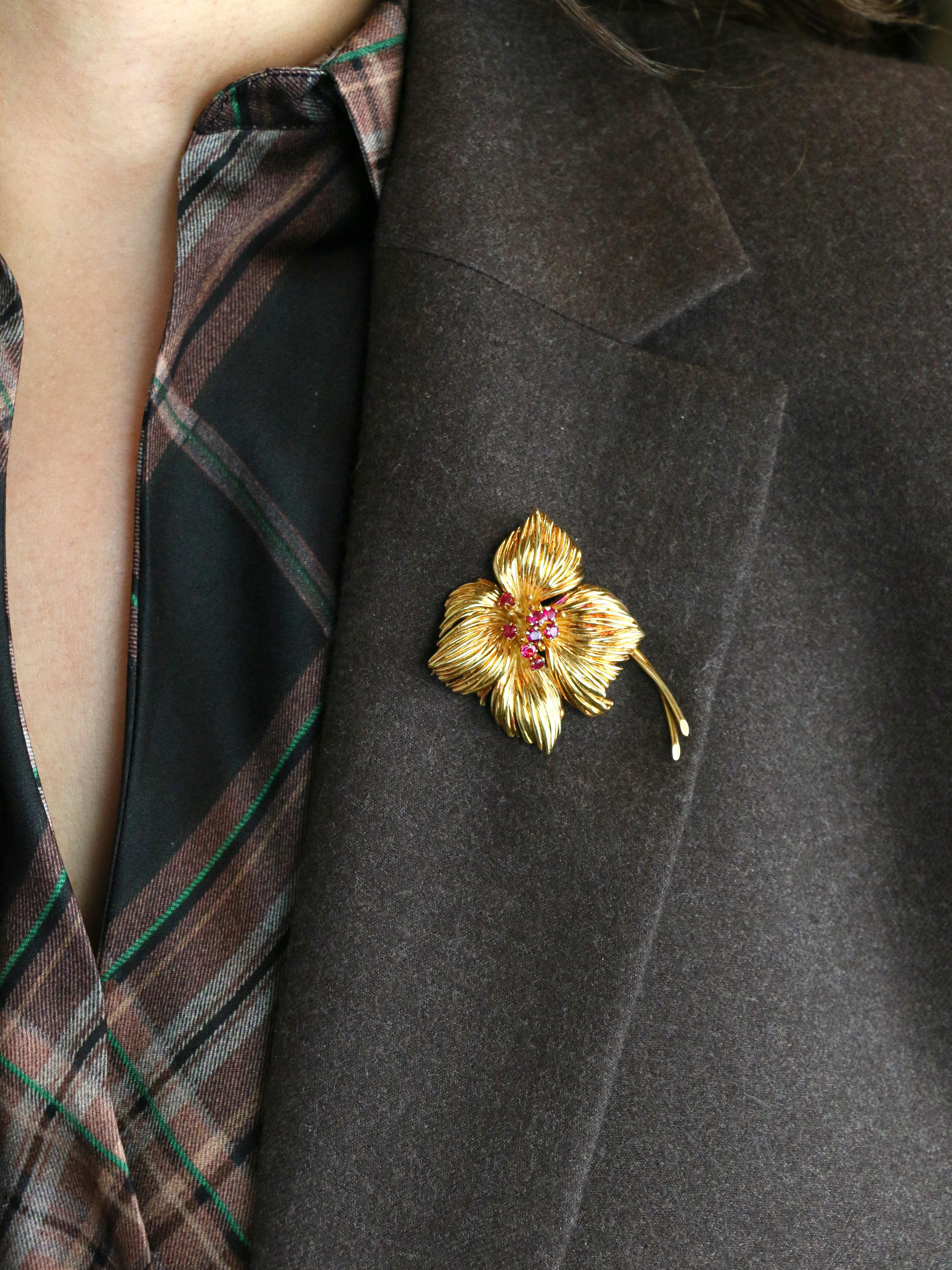 VAN CLEEF & ARPELS Broche fleur or jaune rubis