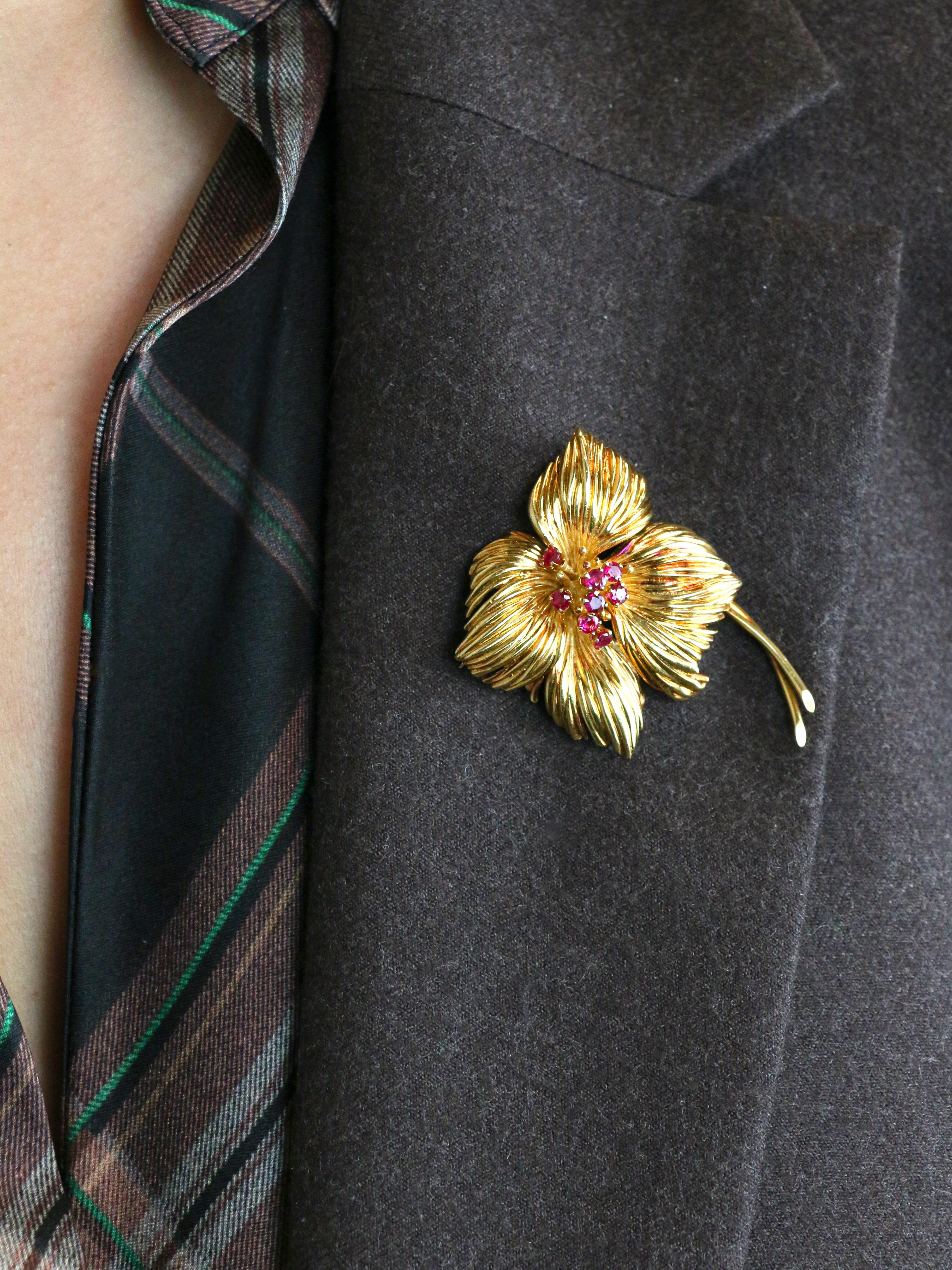 VAN CLEEF & ARPELS Broche fleur or jaune rubis