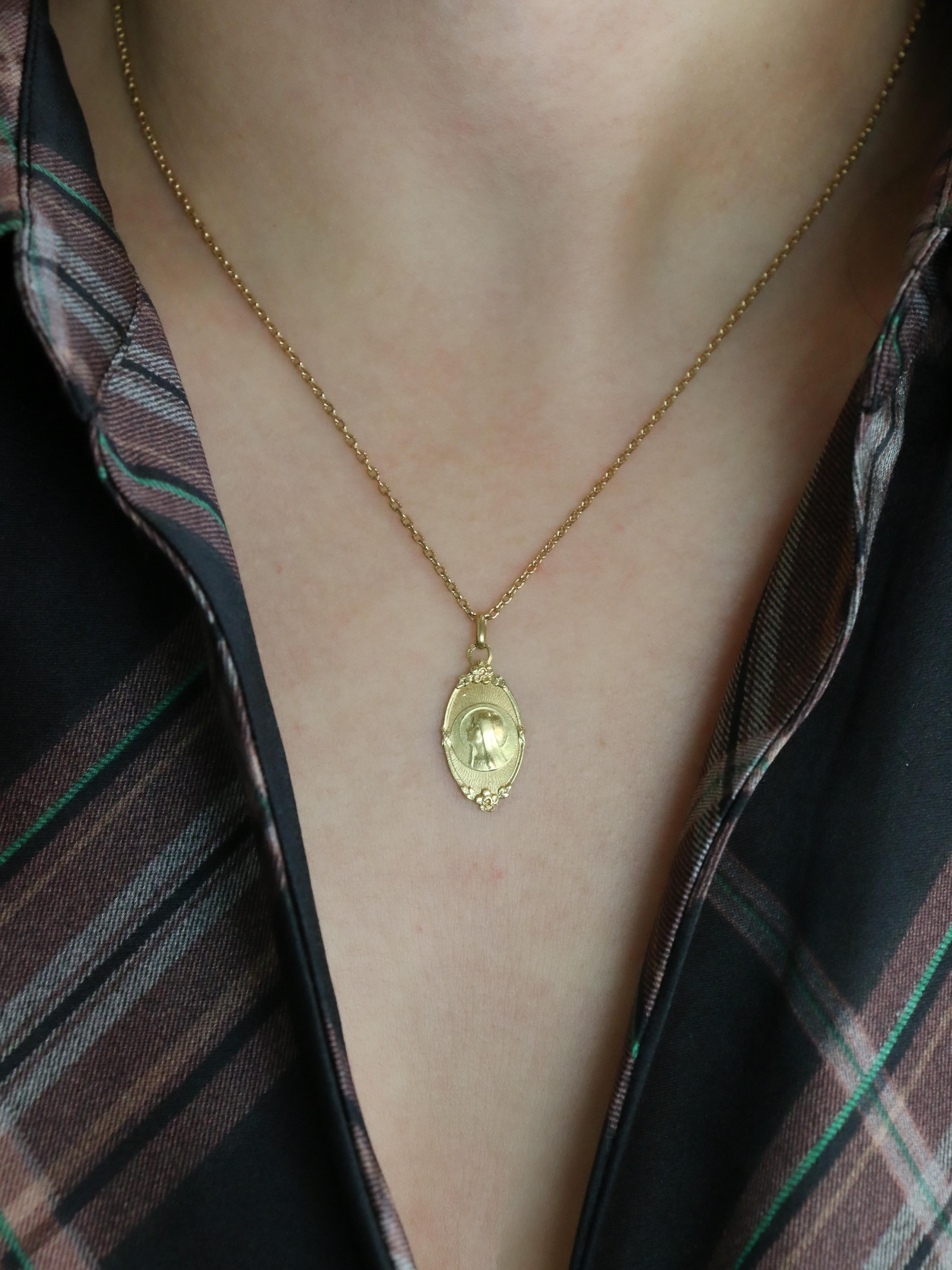 Médaille religieuse Art nouveau or jaune