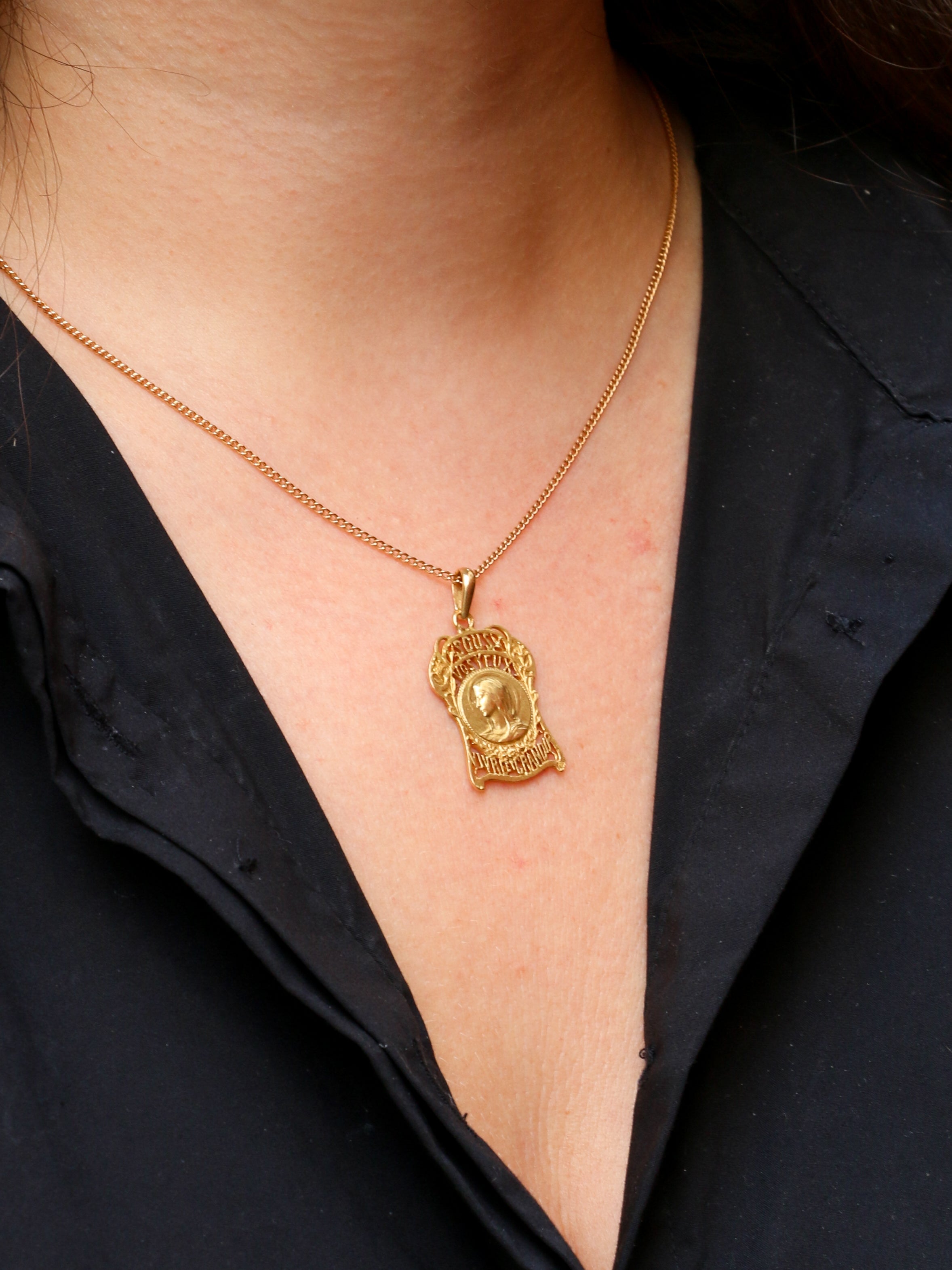 Art Nouveau medal in yellow gold, Before your eyes, live and grow