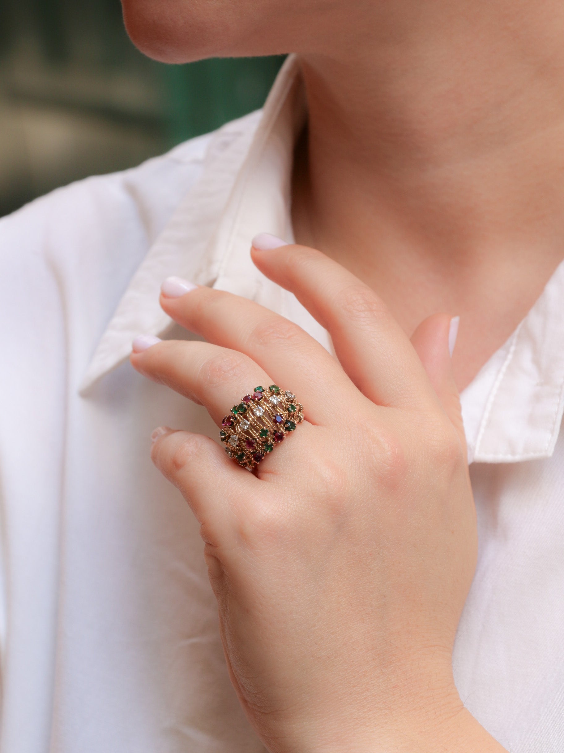 Bague or tressé diamants rubis émeraudes