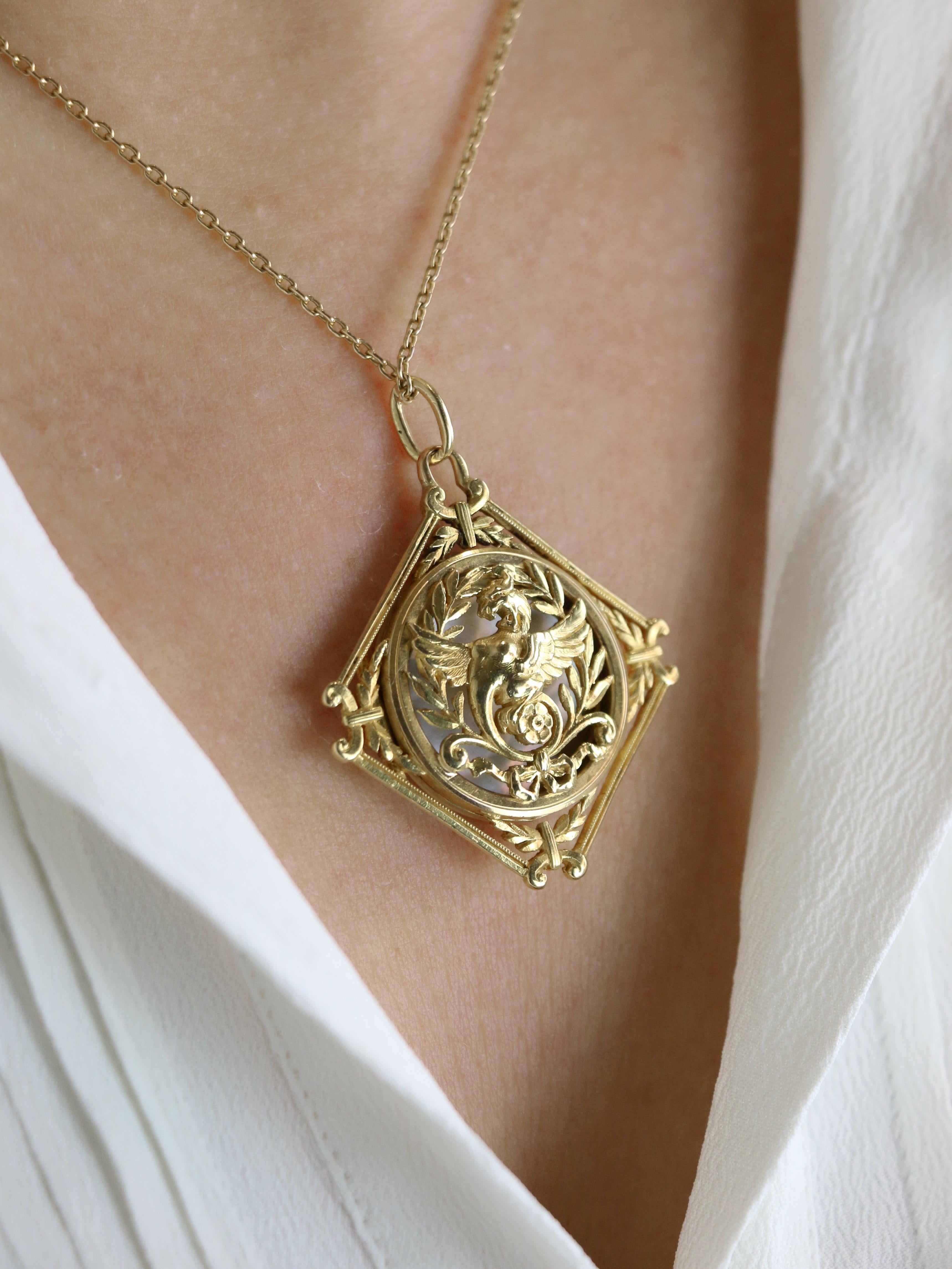 Pendentif Chimère Art Nouveau or jaune nacre