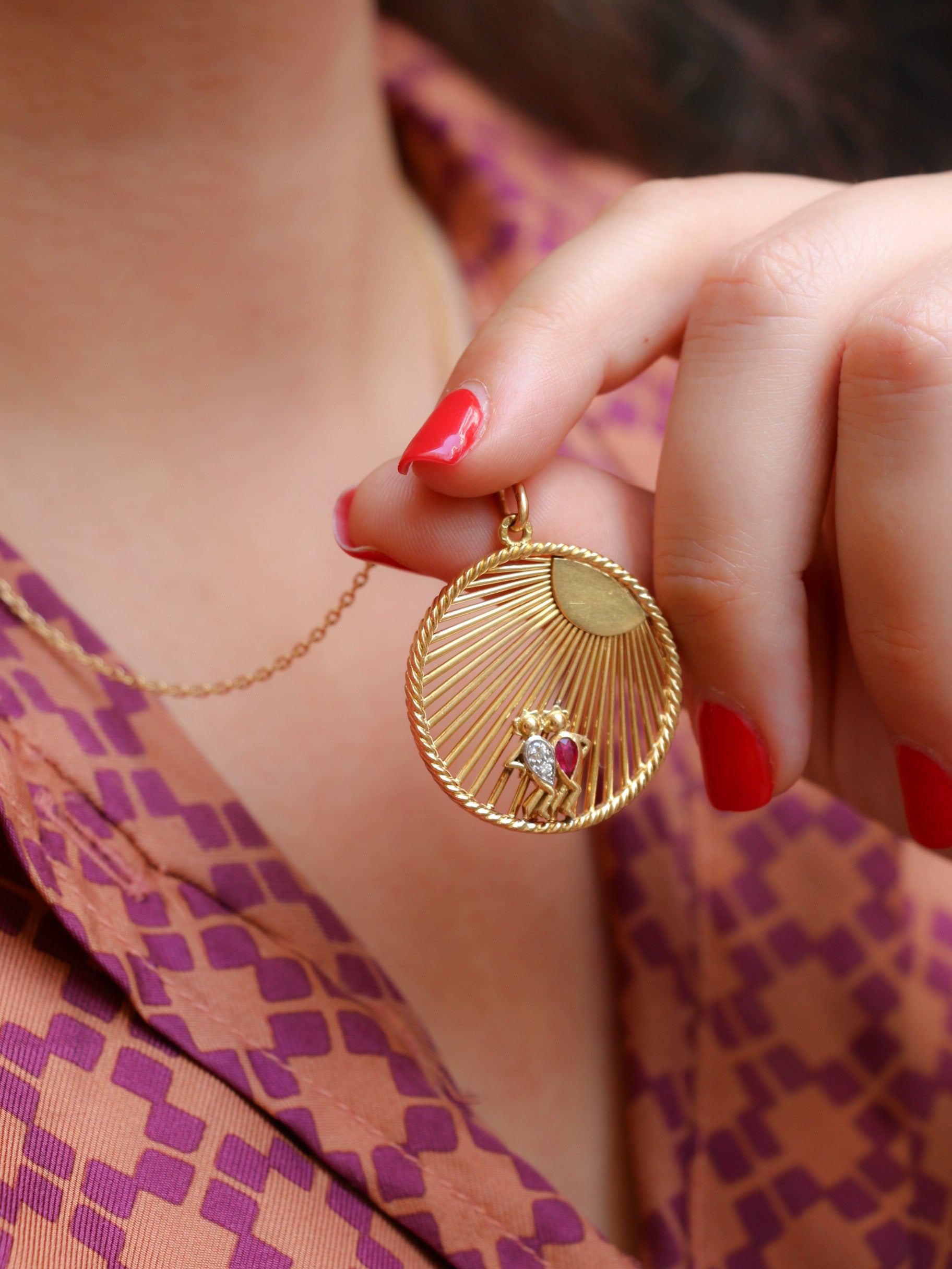 VAN CLEEF ARPELS par GEORGES LENFANT Pendentif vintage danseuses or jaune diamant rubis