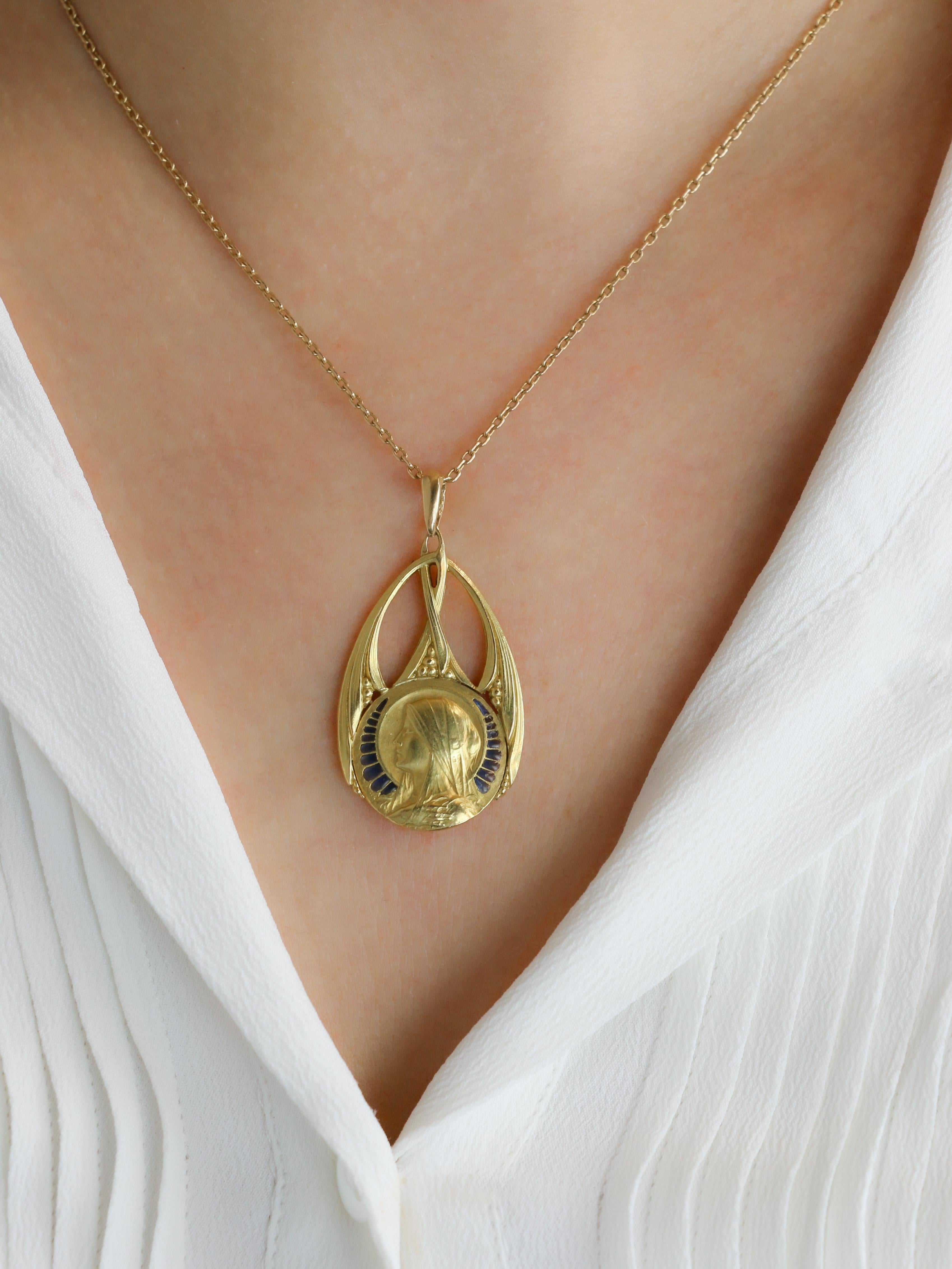 Médaille Art Nouveau Vierge de profil or jaune émail plique-à-jour bleu