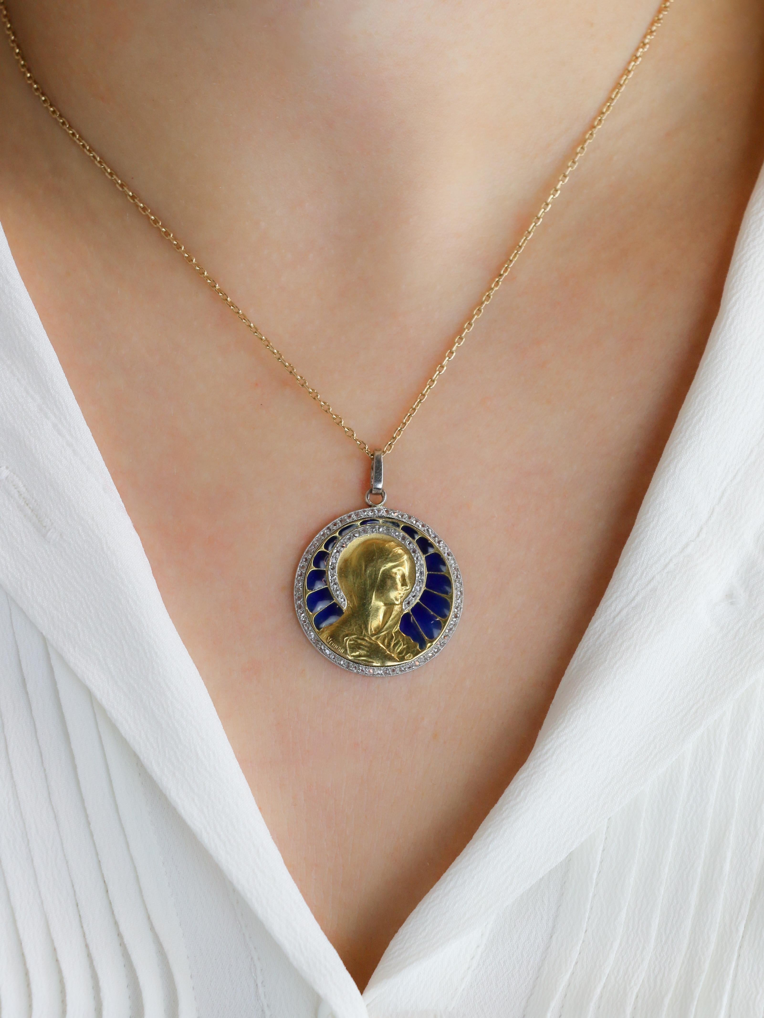 VERNON Médaille Art Nouveau émail plique-à-jour or jaune diamants