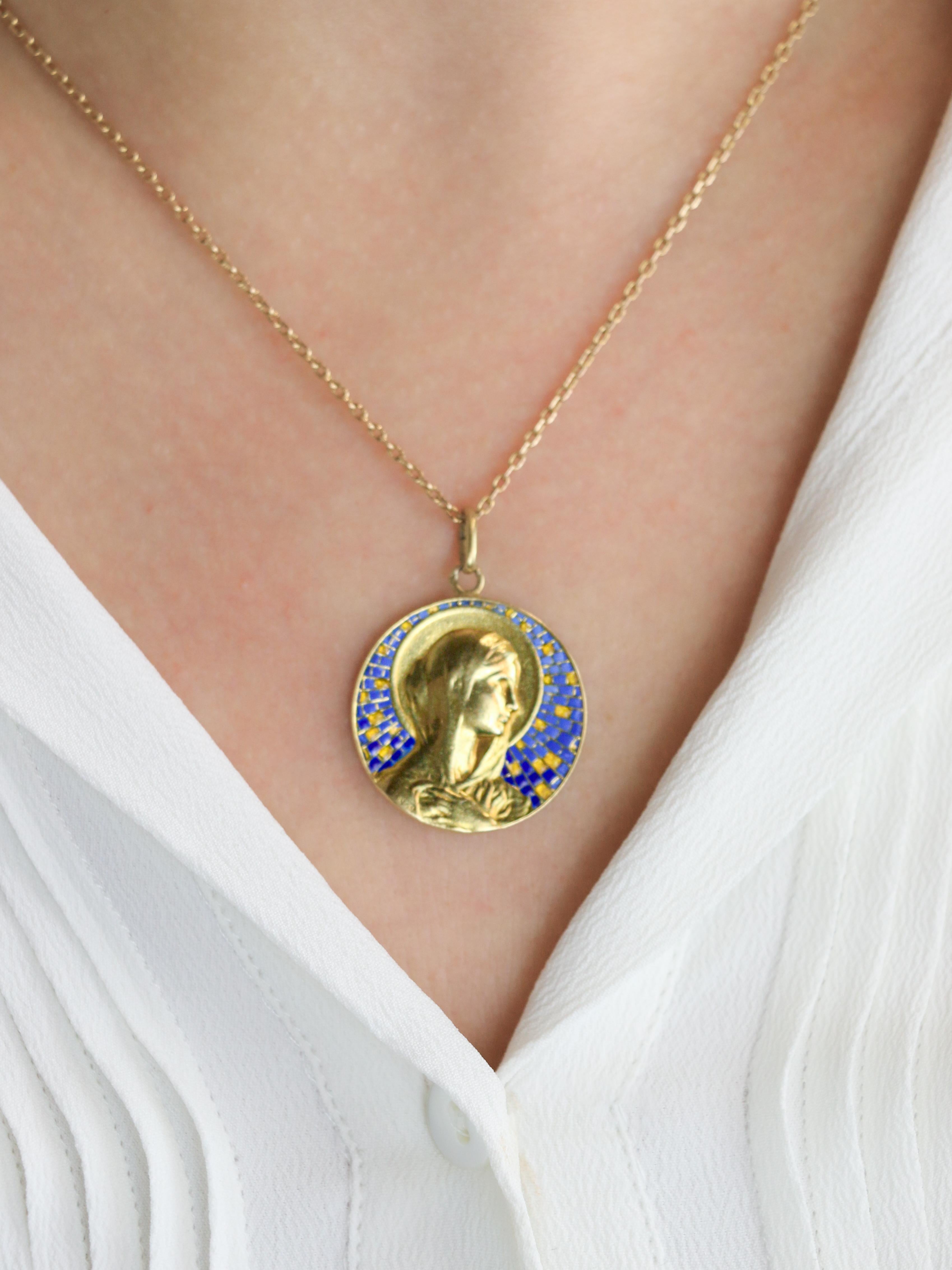VERNON Médaille Art nouveau Vierge or jaune émail