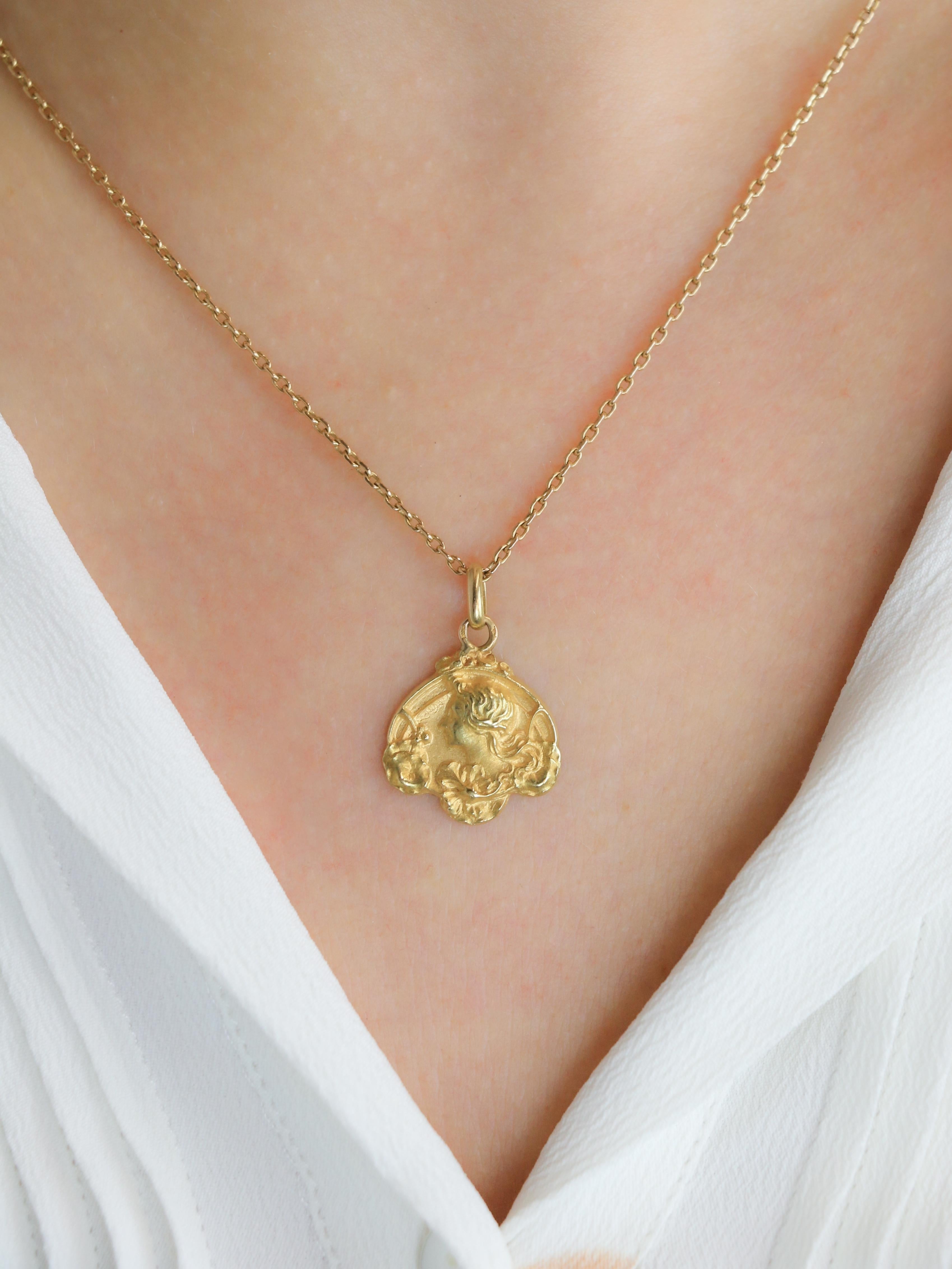 Médaille Art Nouveau femme de profil or jaune