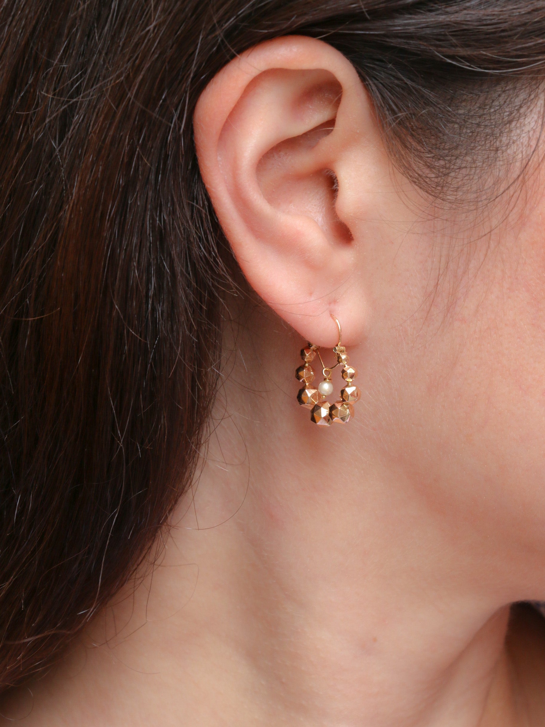 Vintage faceted ball hoop earrings in yellow gold and pearls