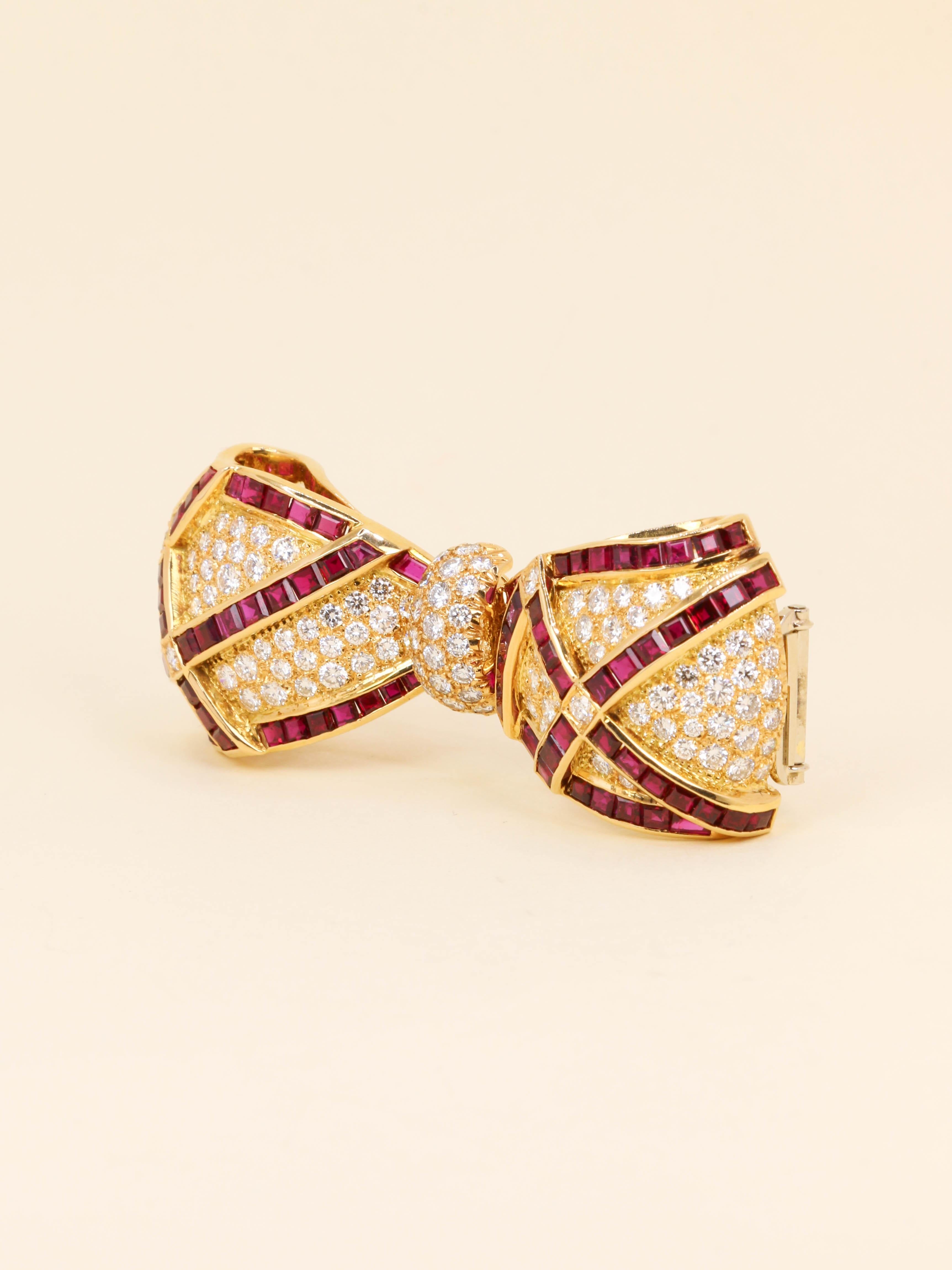 Broche noeud or jaune rubis diamants