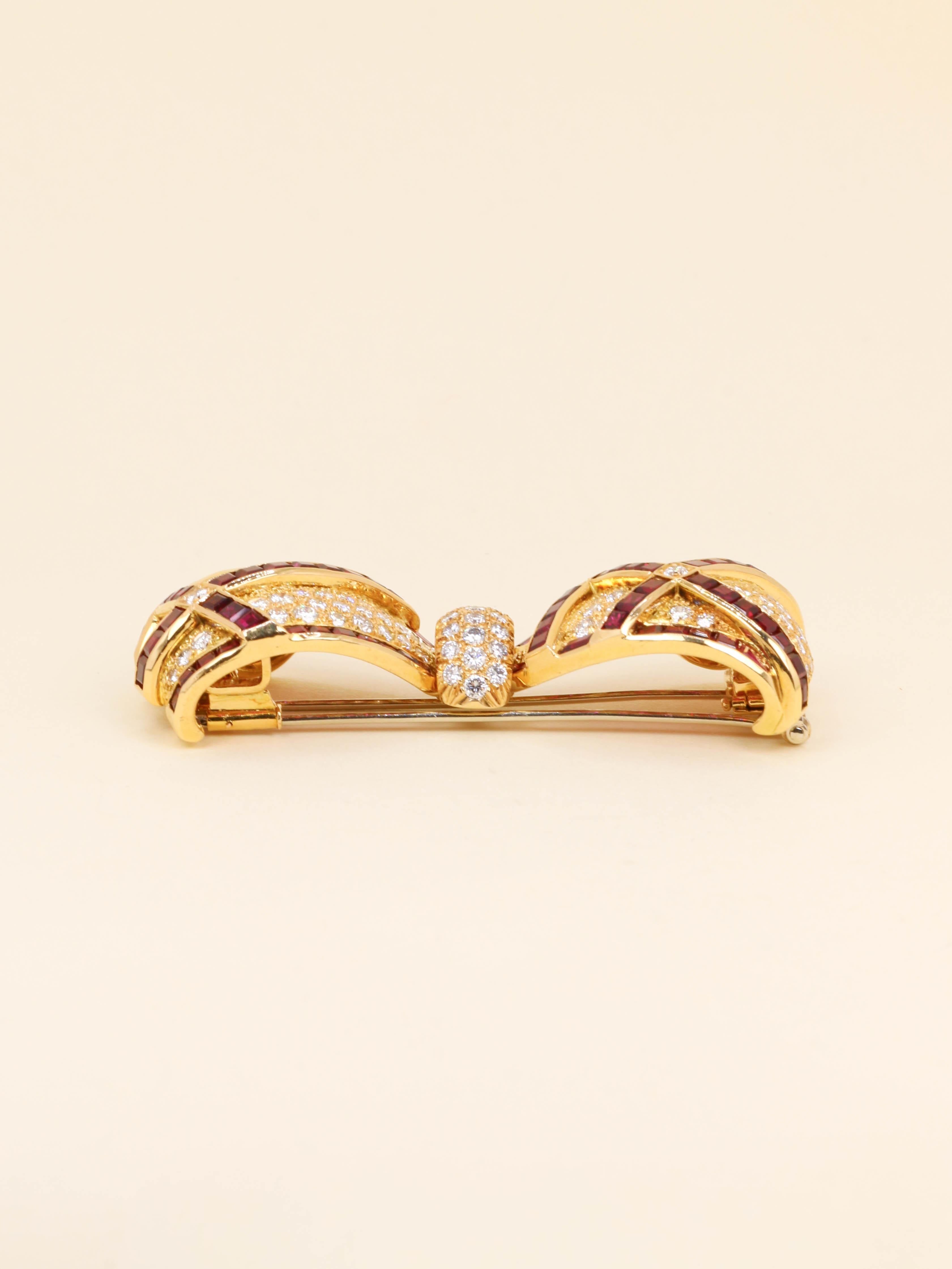 Broche noeud or jaune rubis diamants