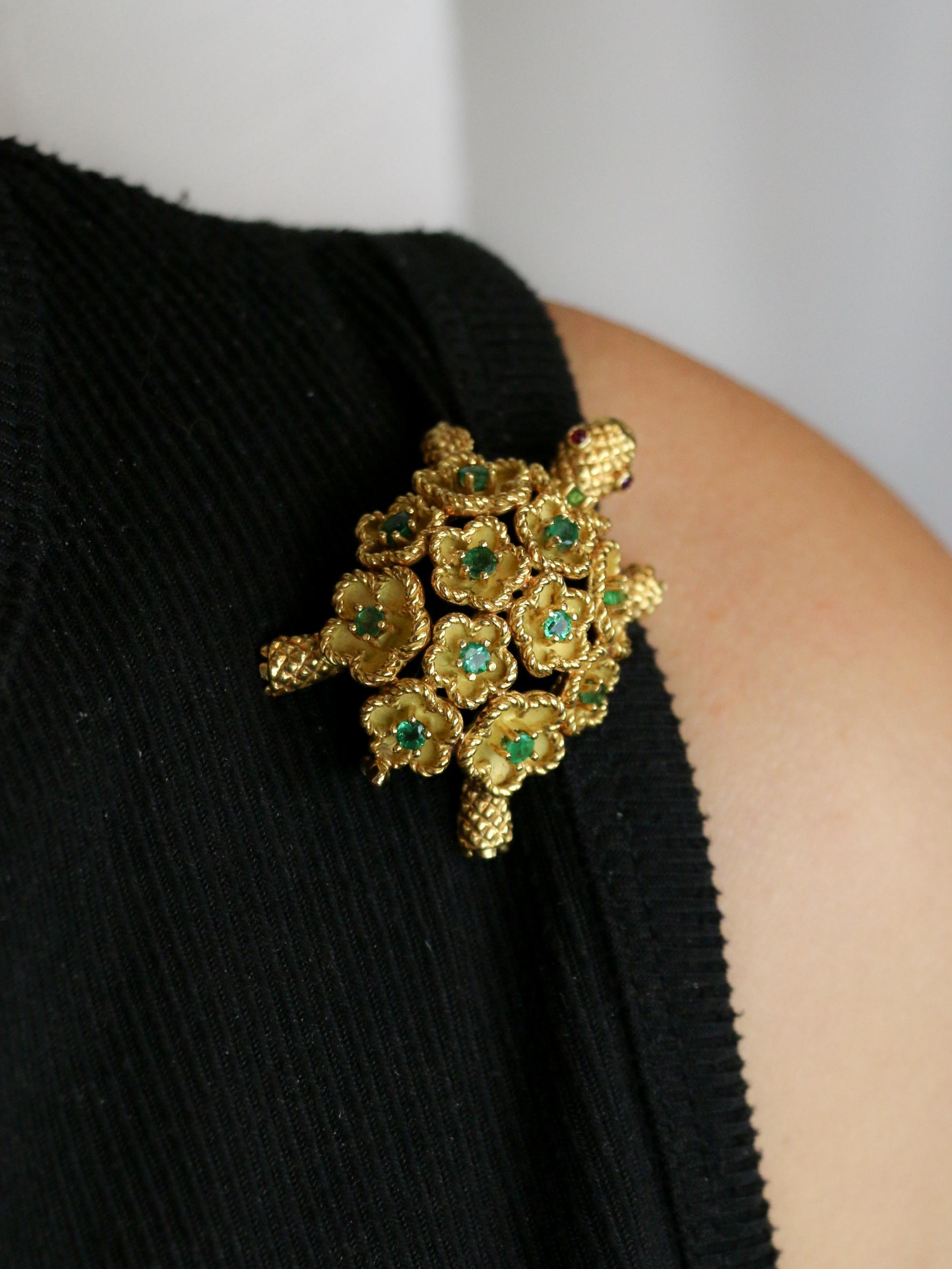 Broche Tortue or jaune émeraudes rubis