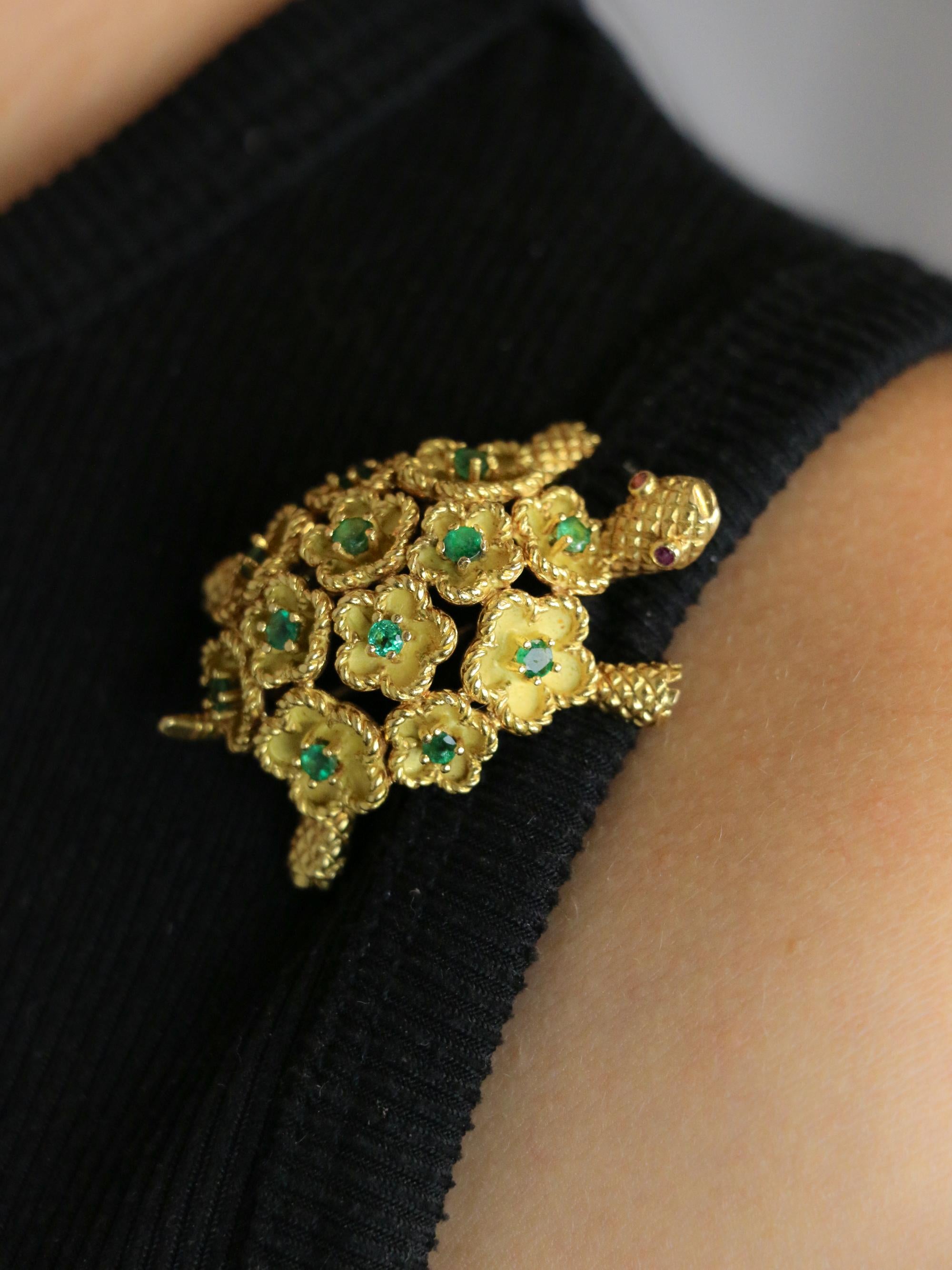 Broche Tortue or jaune émeraudes rubis
