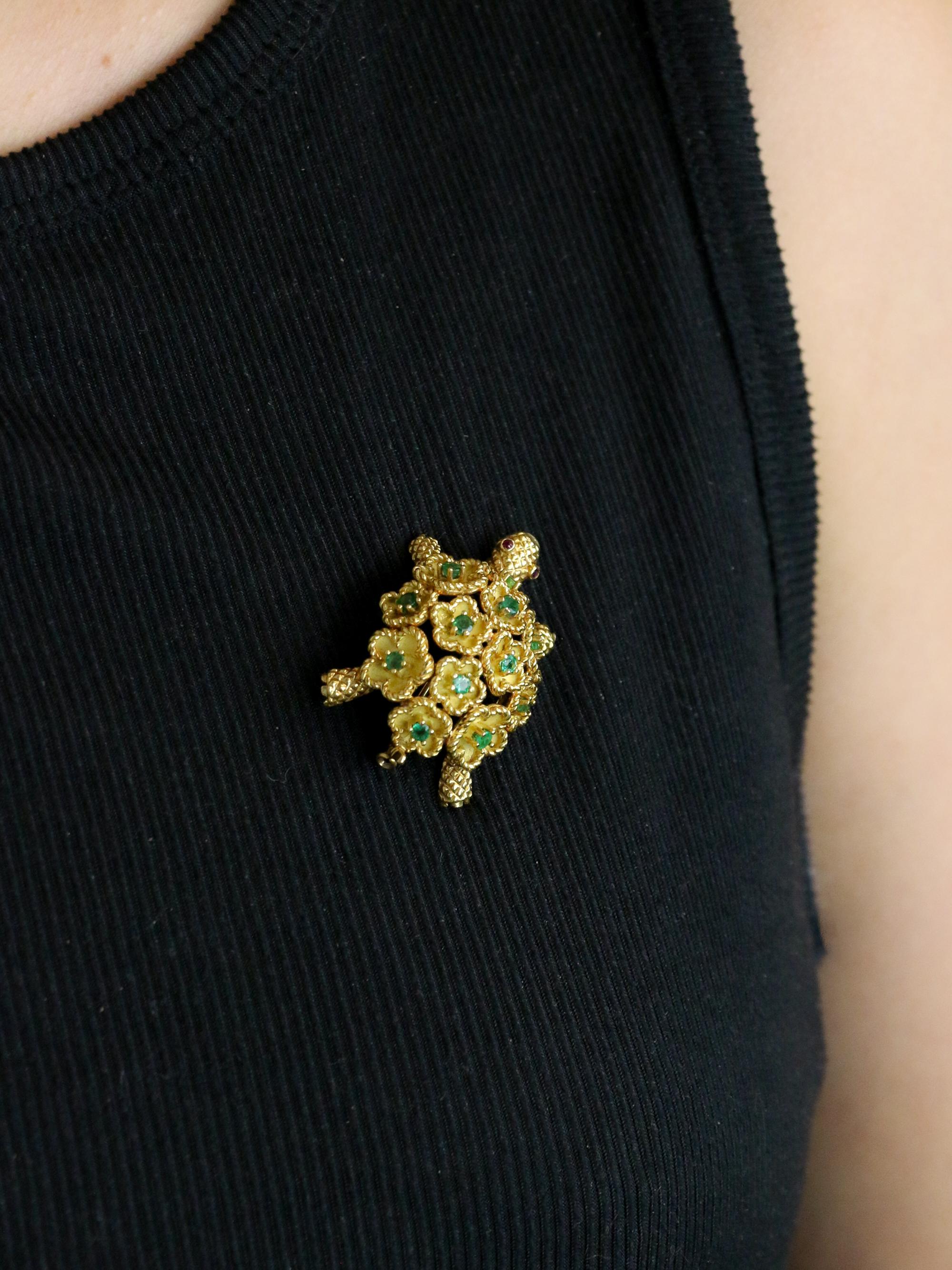 Broche Tortue or jaune émeraudes rubis