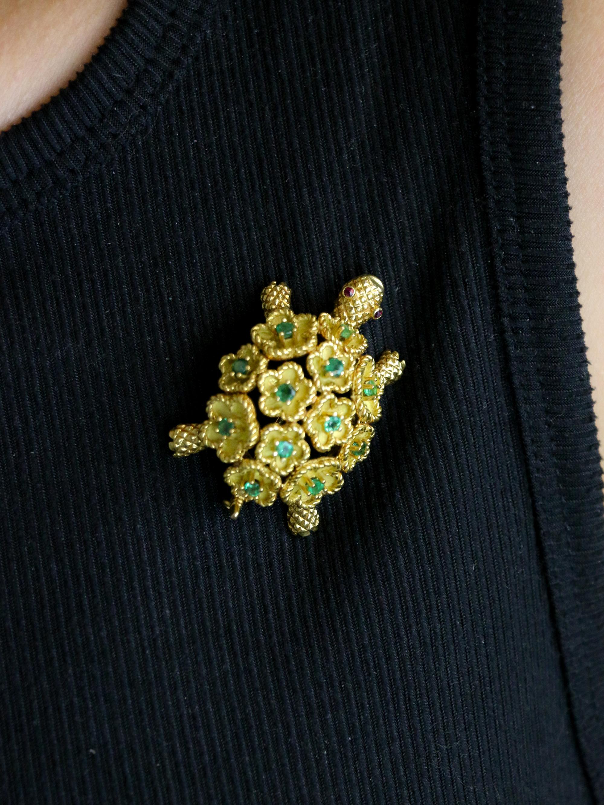 Broche Tortue or jaune émeraudes rubis