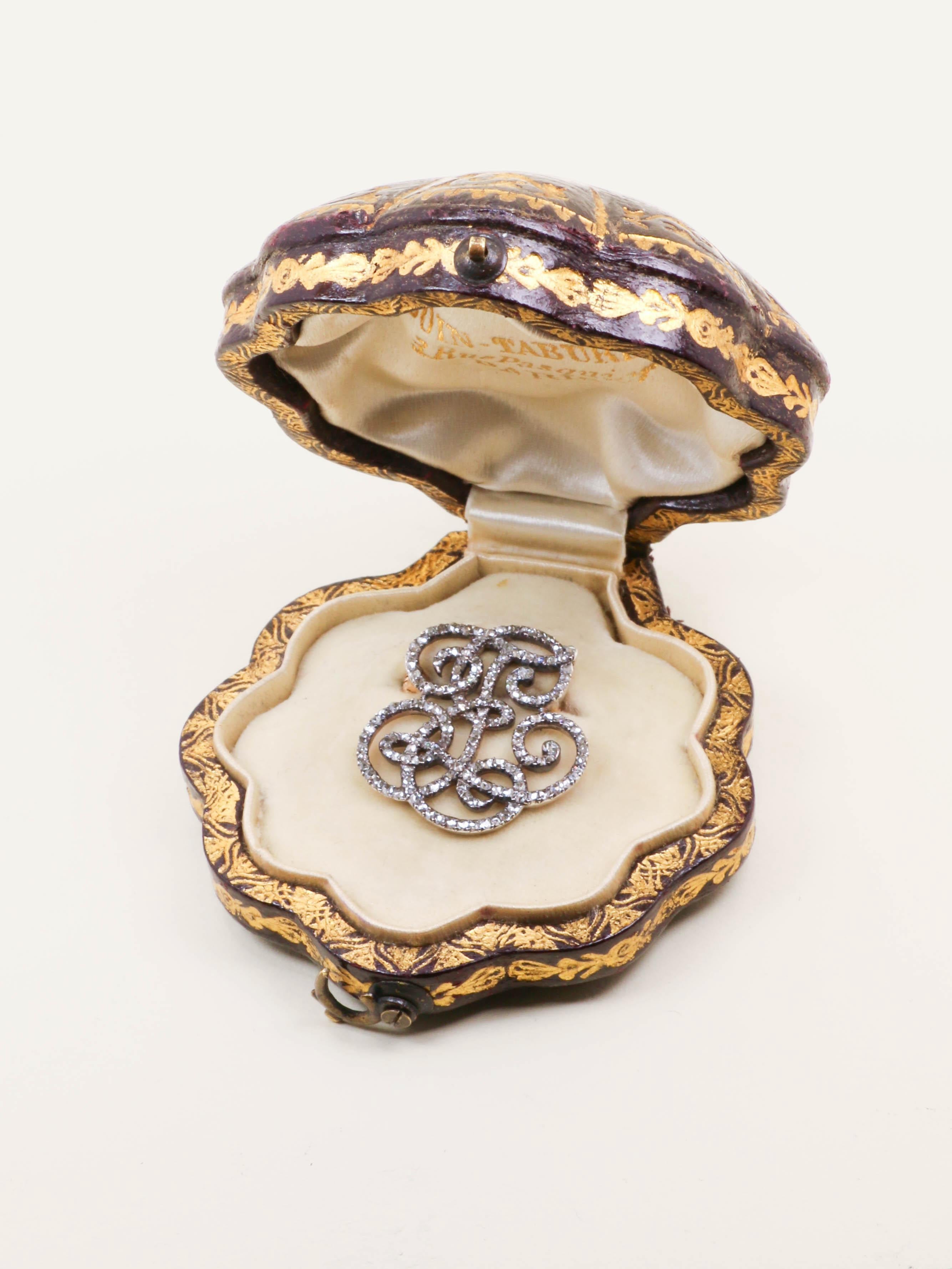 BOIN TABURET Broche monogramme E.T diamants taille rose