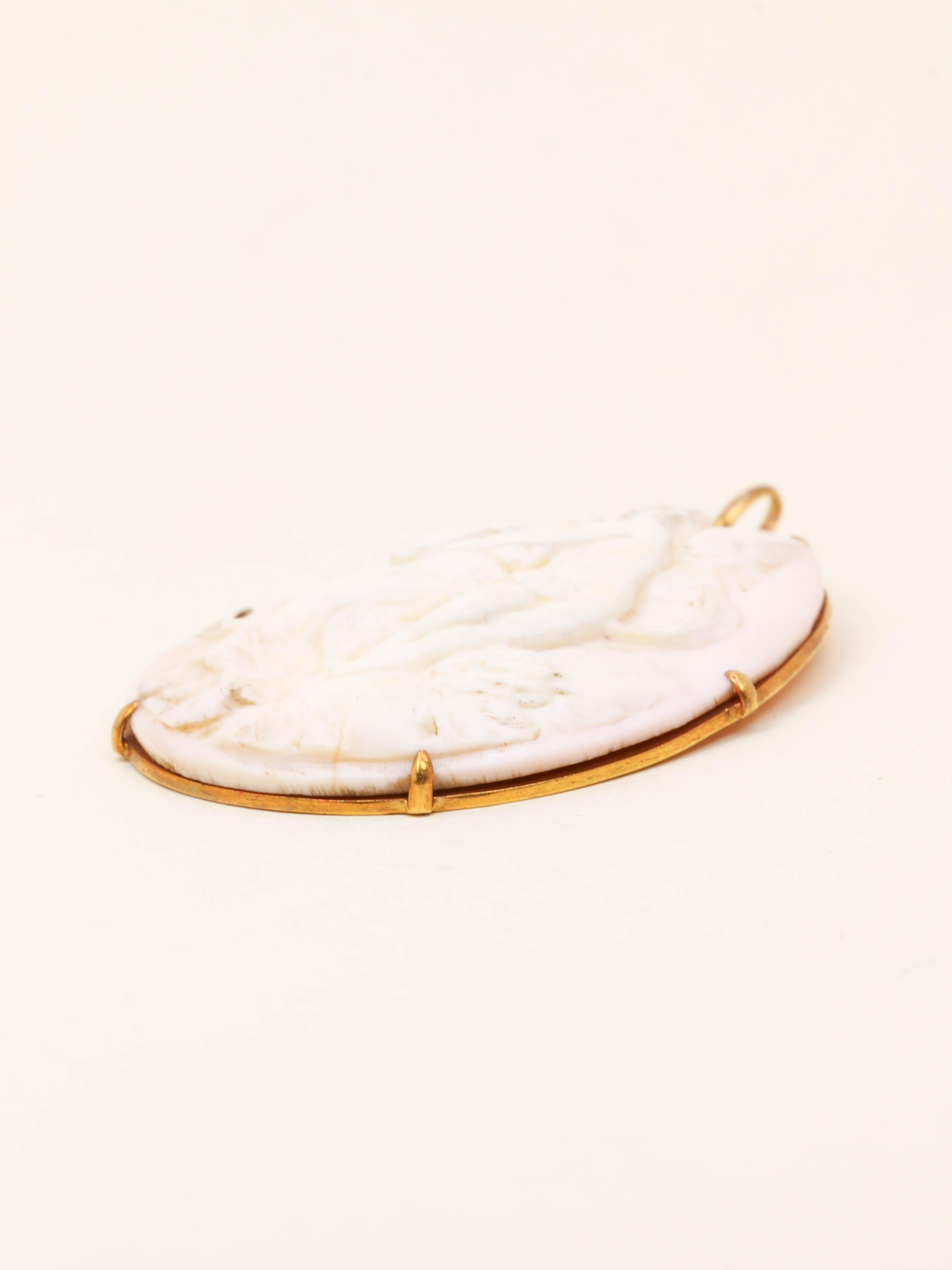 Pendentif ovale or jaune camée coquillage Cupidon