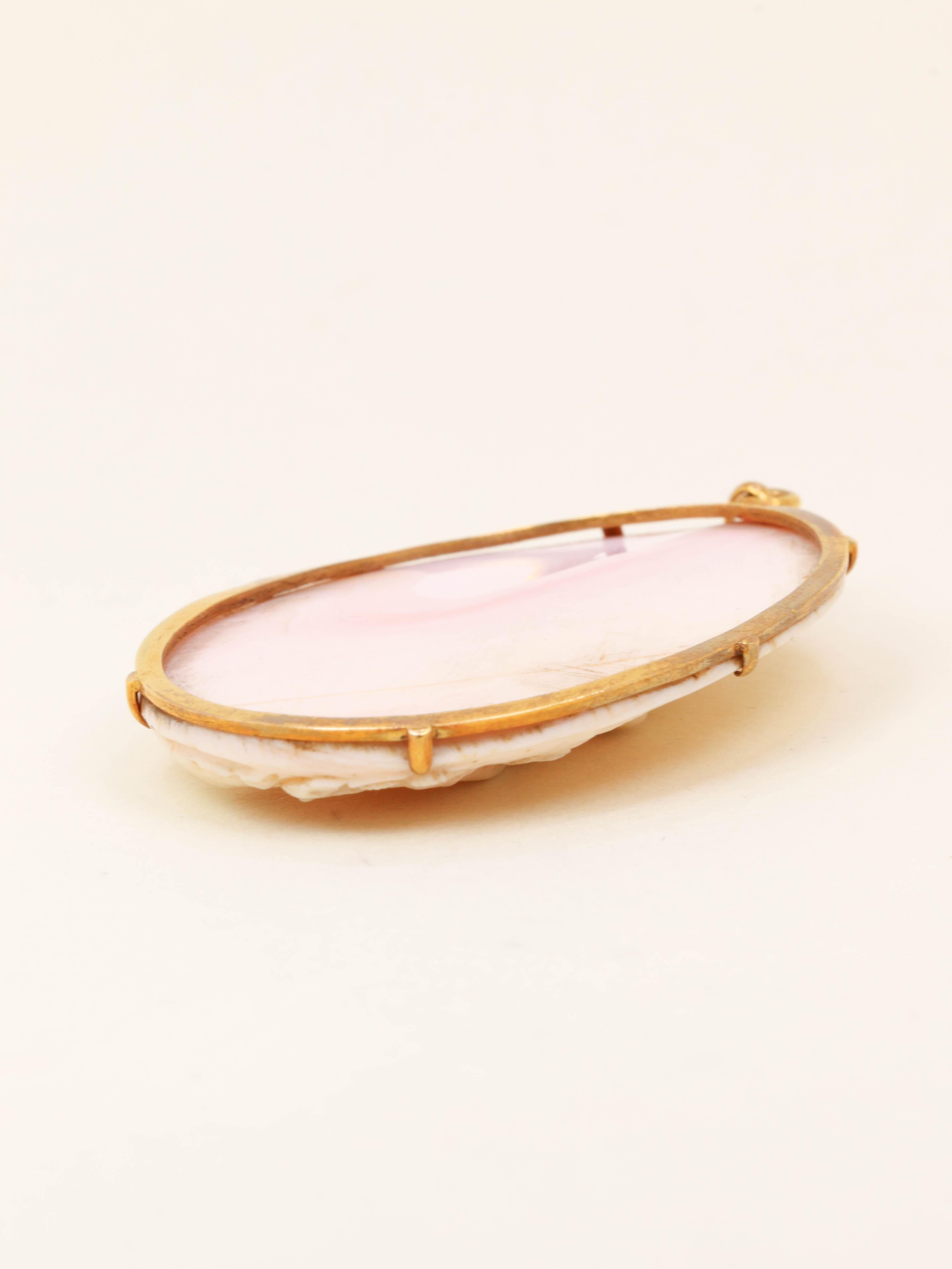 Pendentif ovale or jaune camée coquillage Cupidon