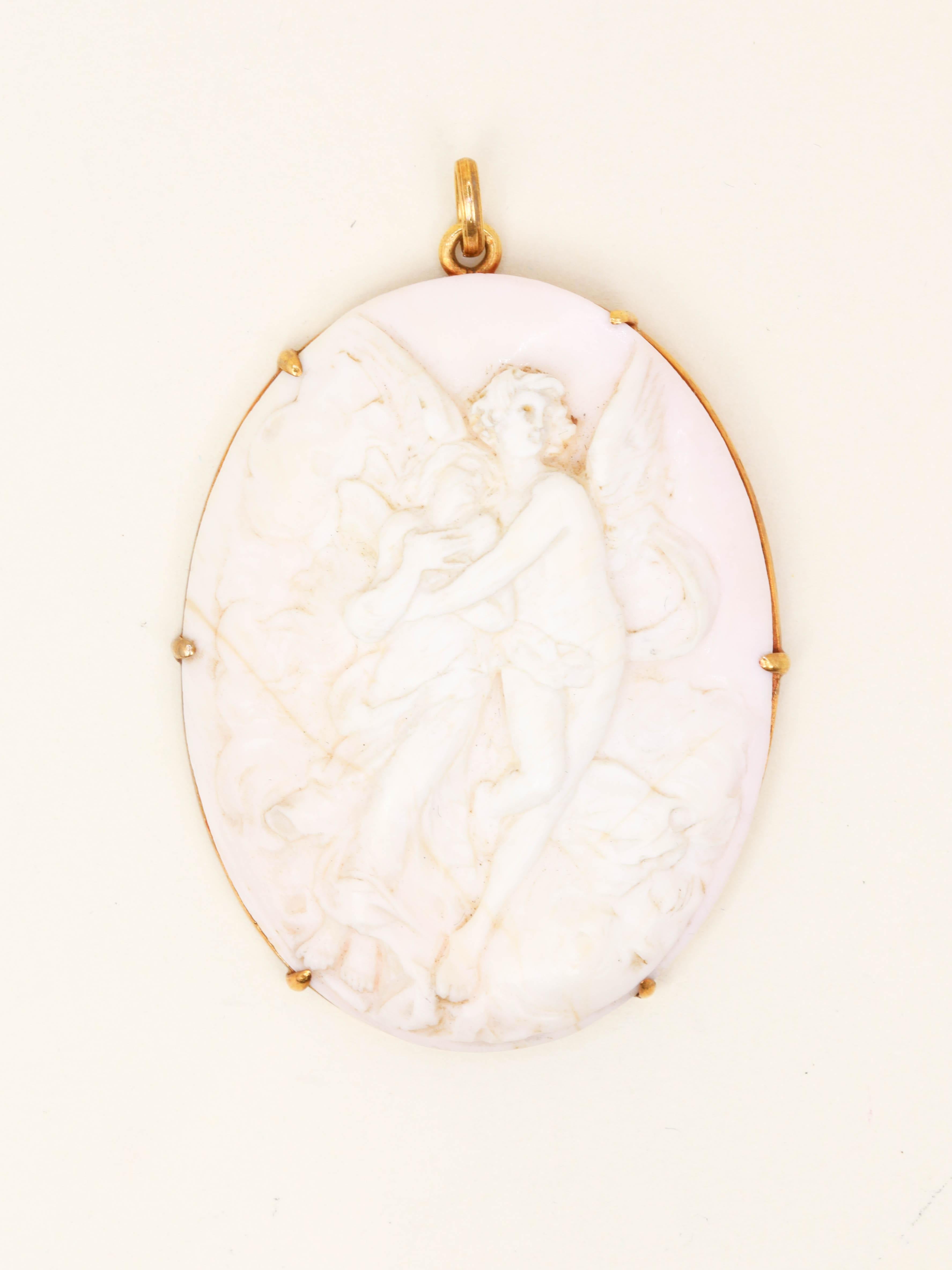 Pendentif ovale or jaune camée coquillage Cupidon
