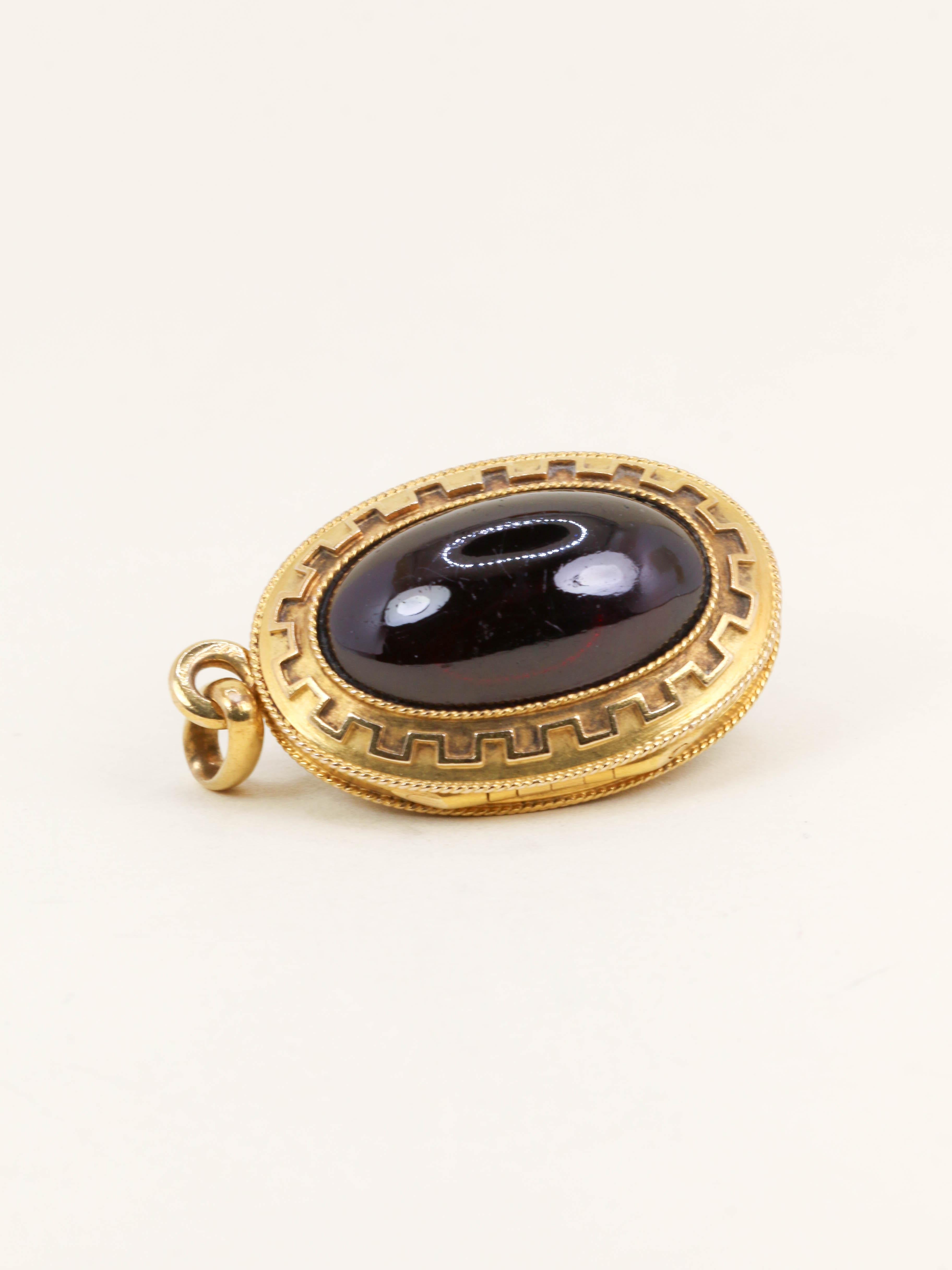 Pendentif porte photo or jaune cabochon de grenat