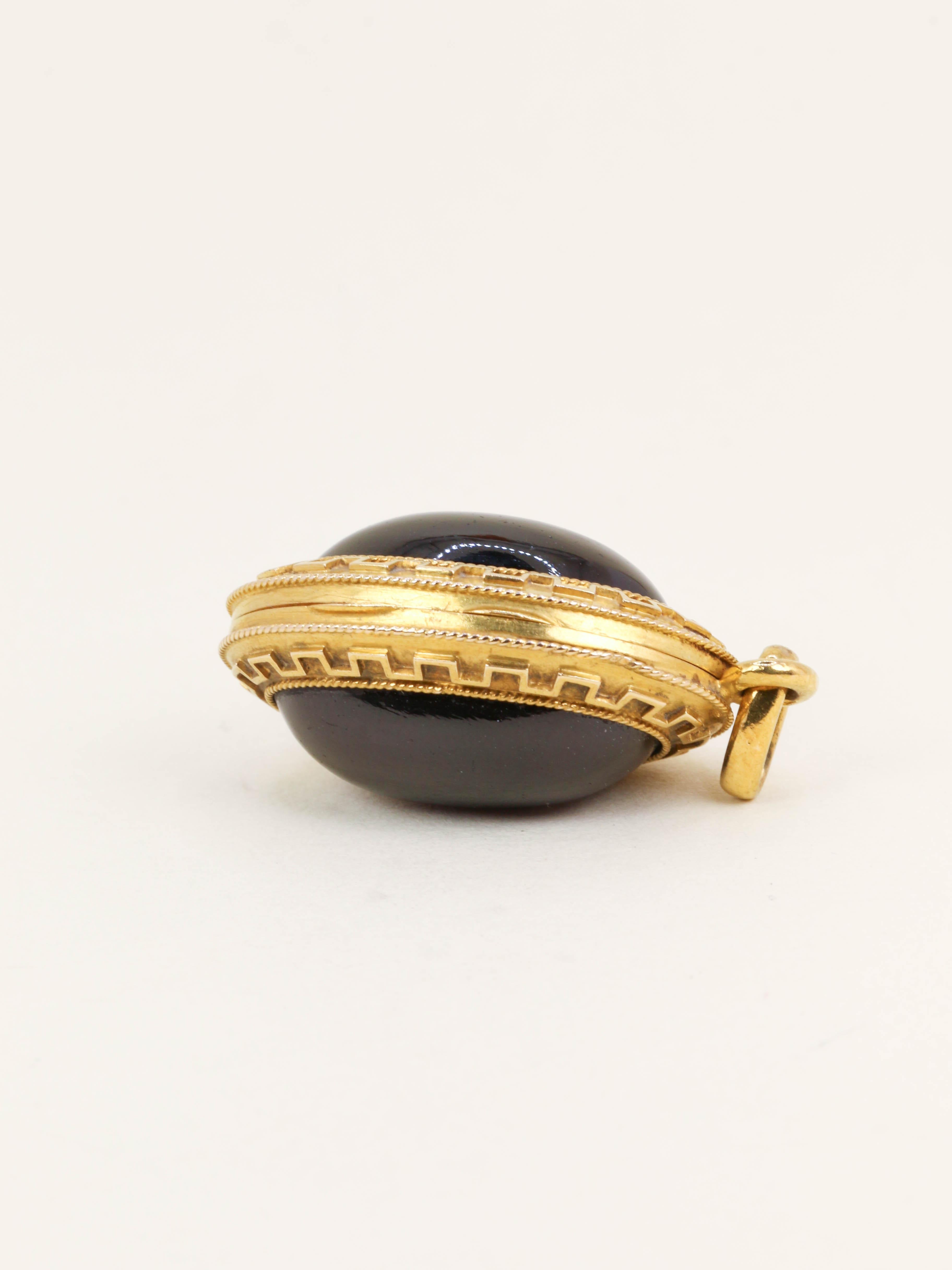 Pendentif porte photo or jaune cabochon de grenat