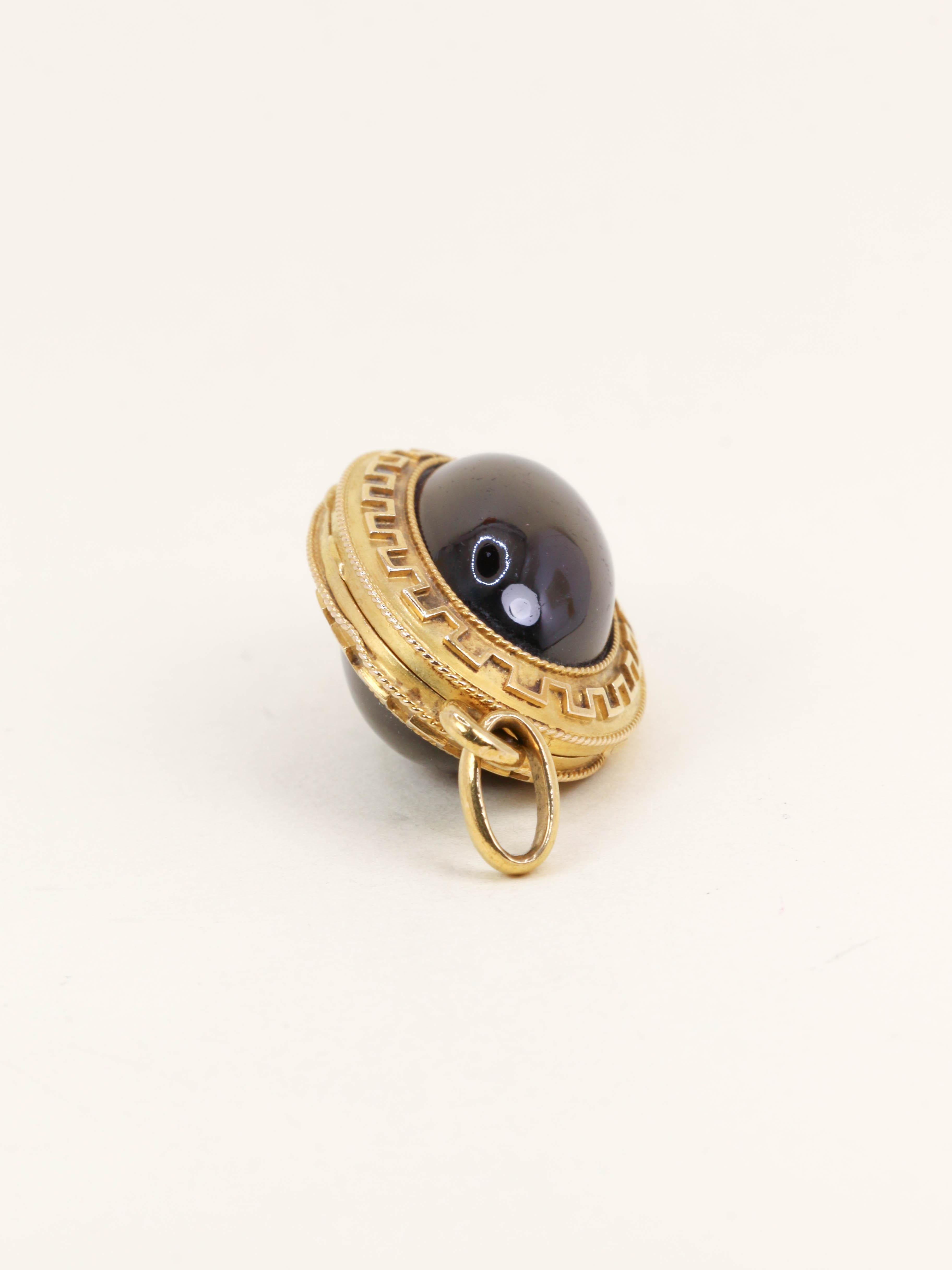 Pendentif porte photo or jaune cabochon de grenat