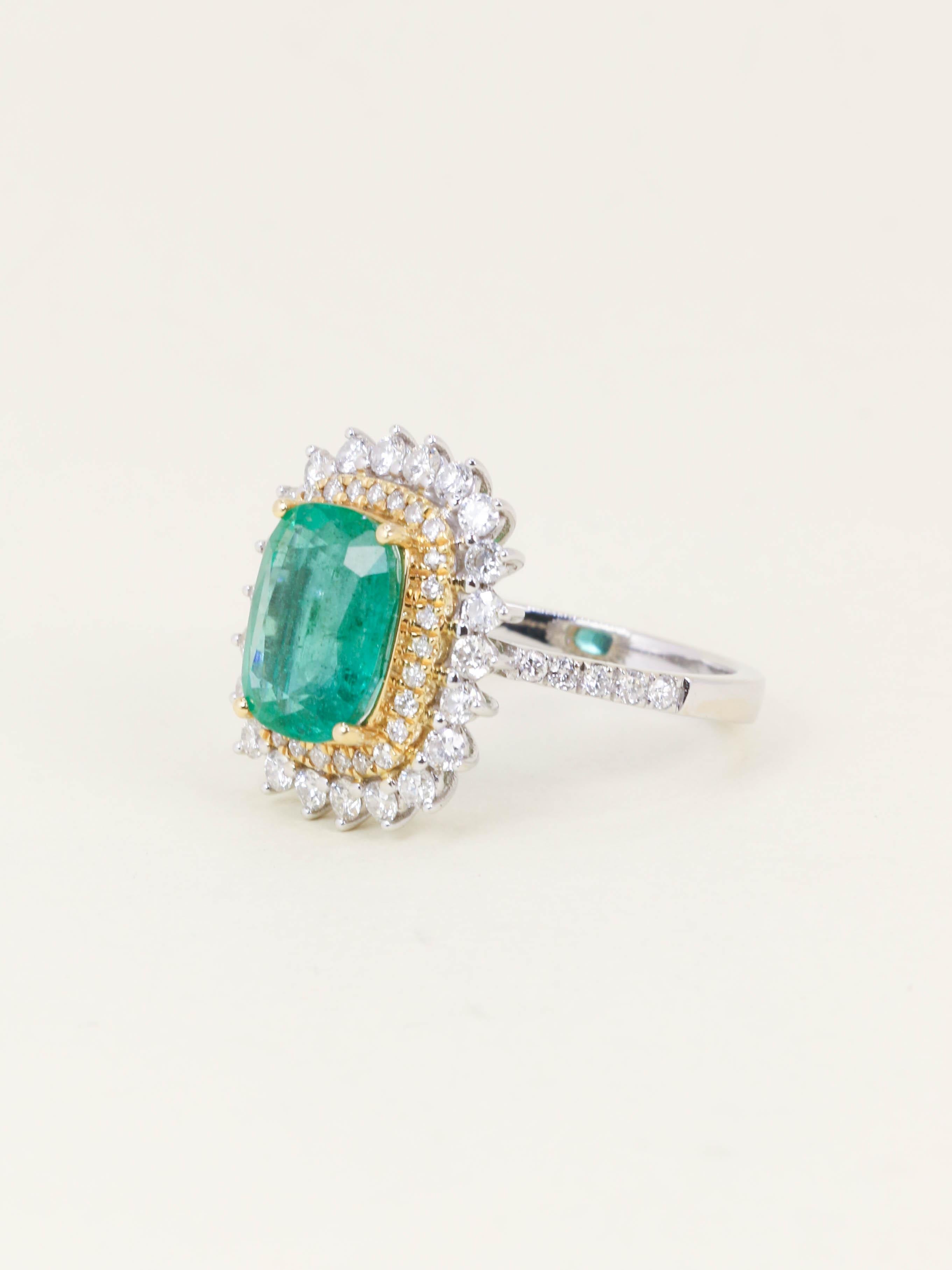 Bague or blanc émeraude 2,17 carats entourage diamants