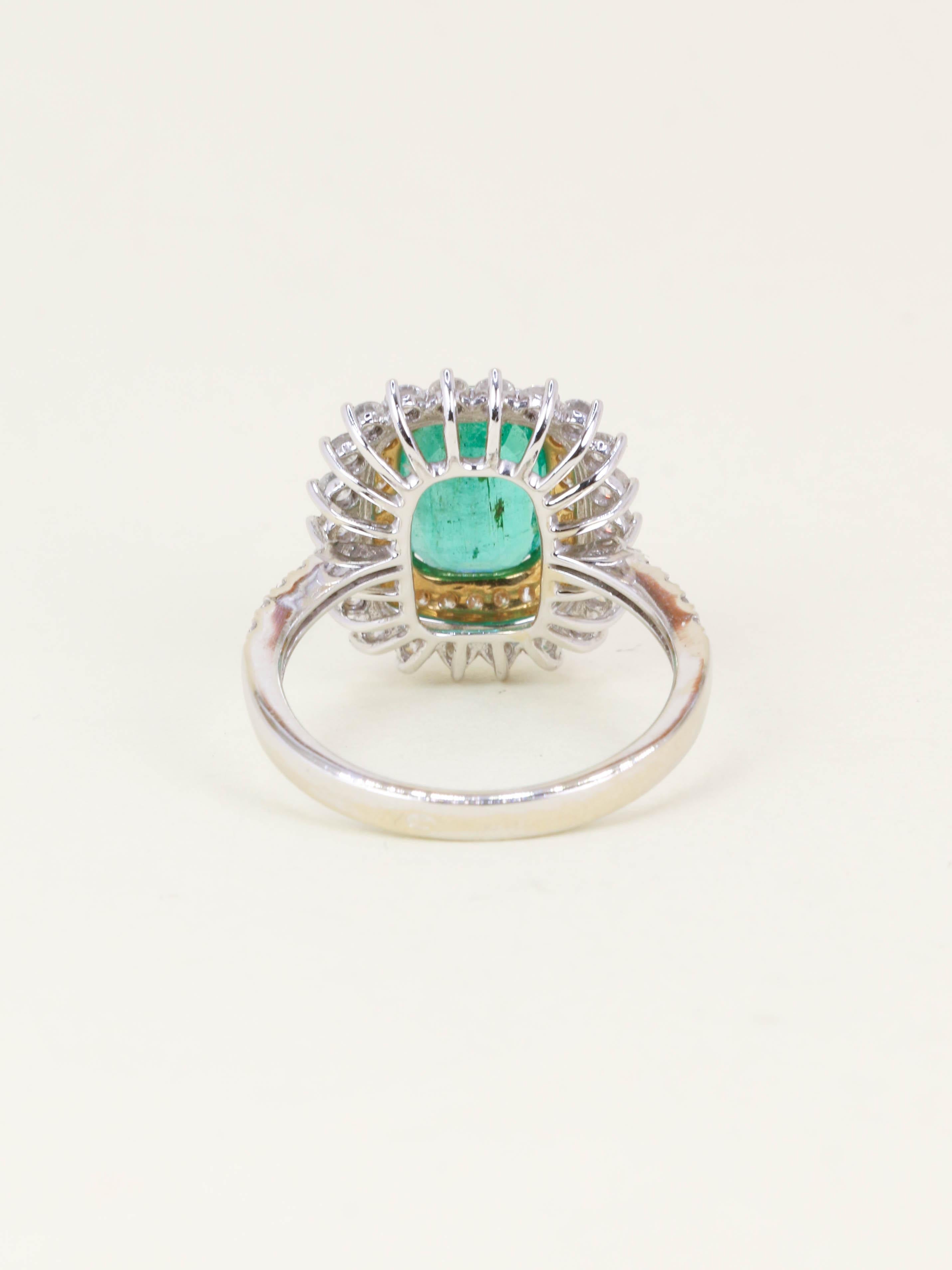 Bague or blanc émeraude 2,17 carats entourage diamants