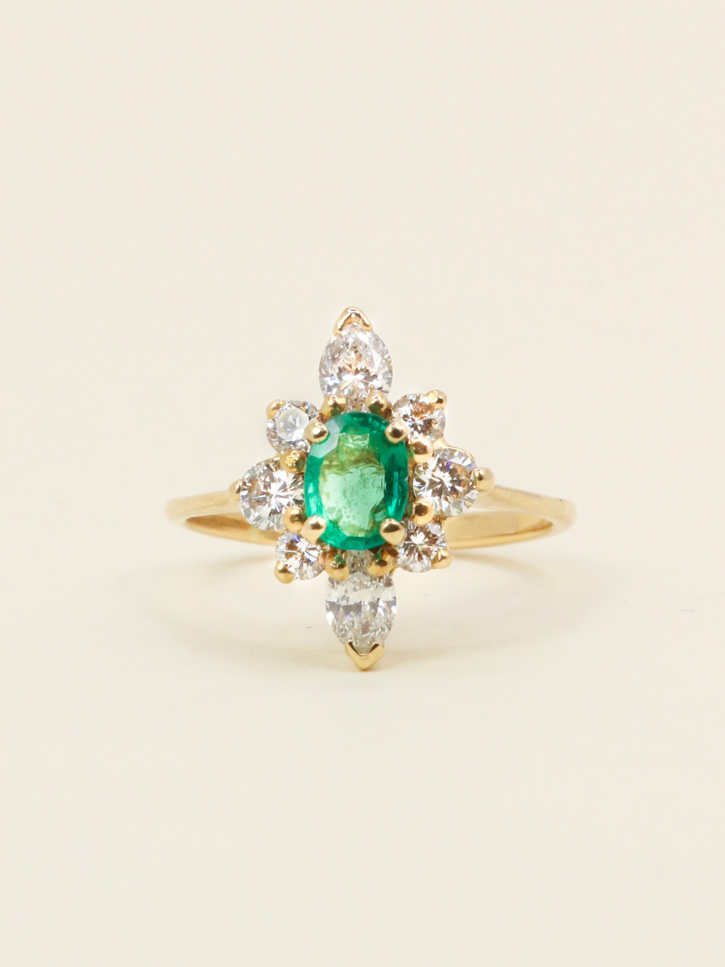 Bague marquise or jaune émeraude ovale diamants