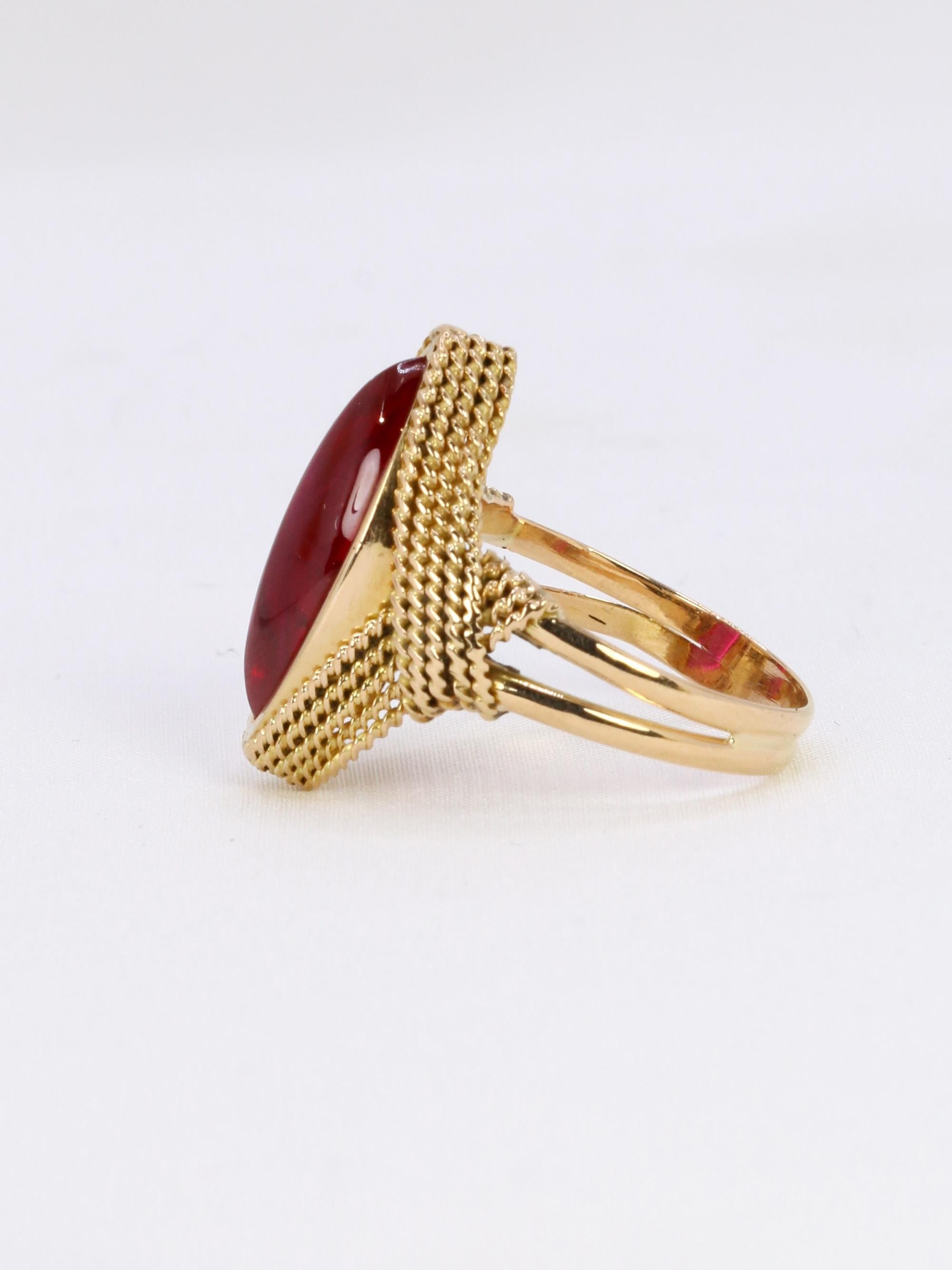 Bague vintage or jaune torsadé rubis