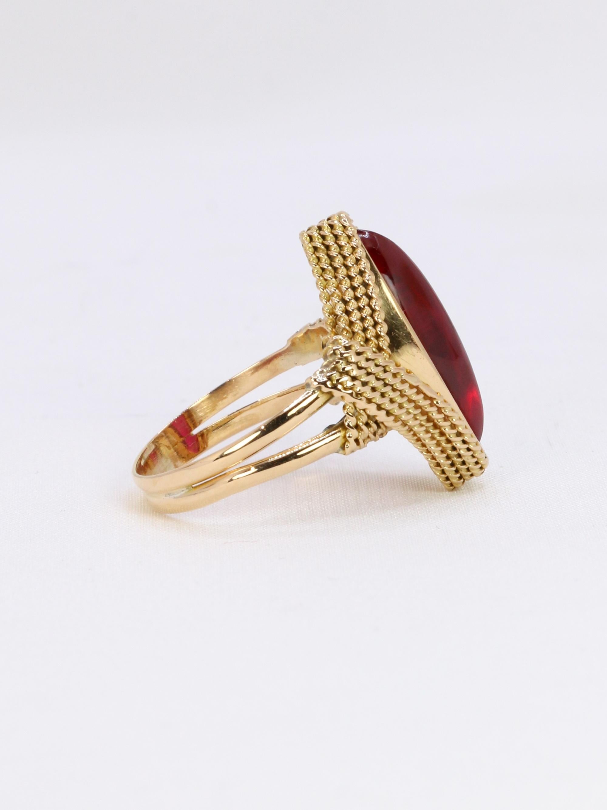 Bague vintage or jaune torsadé rubis