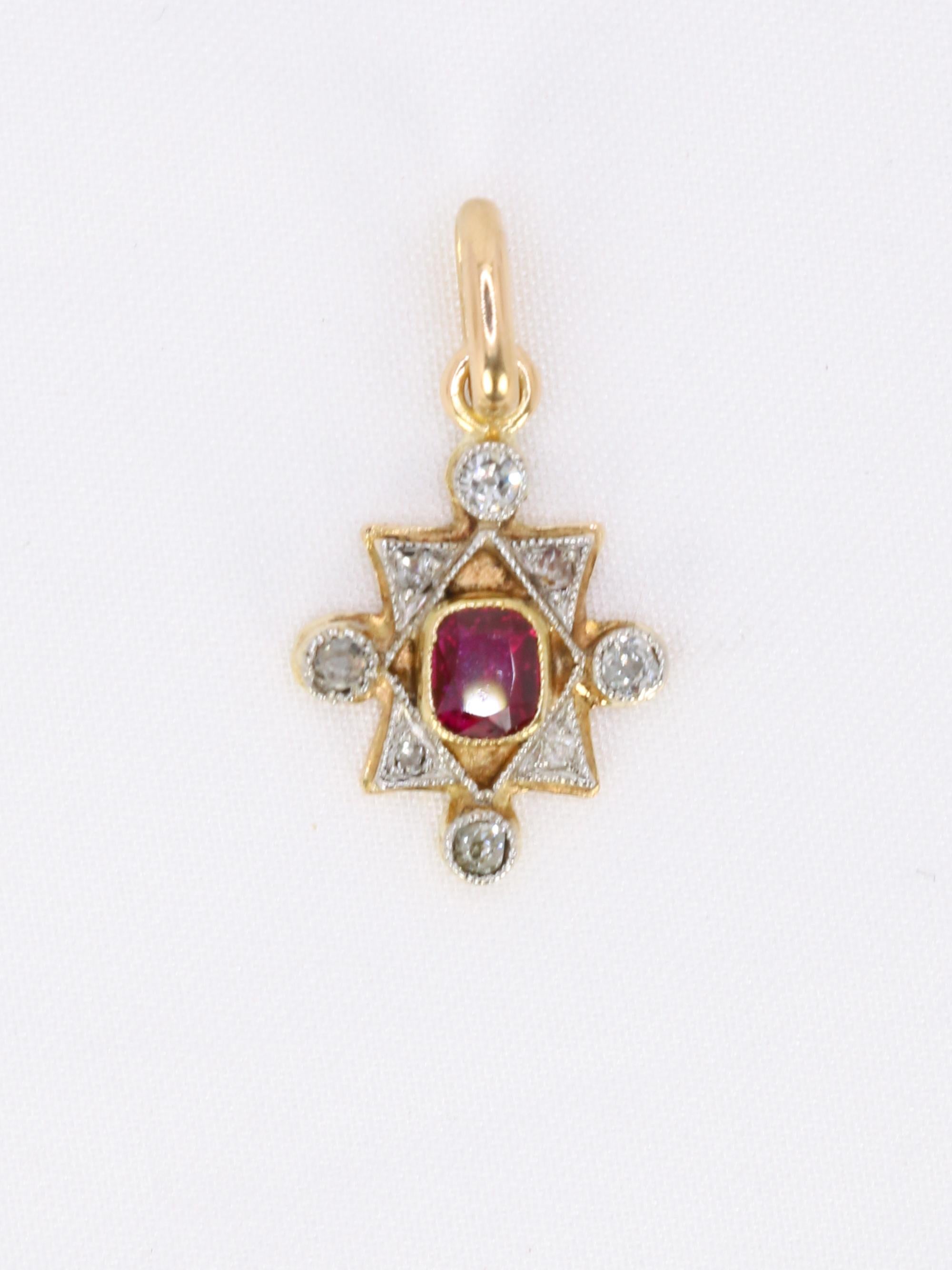 Pendentif Art Deco or jaune diamants rubis