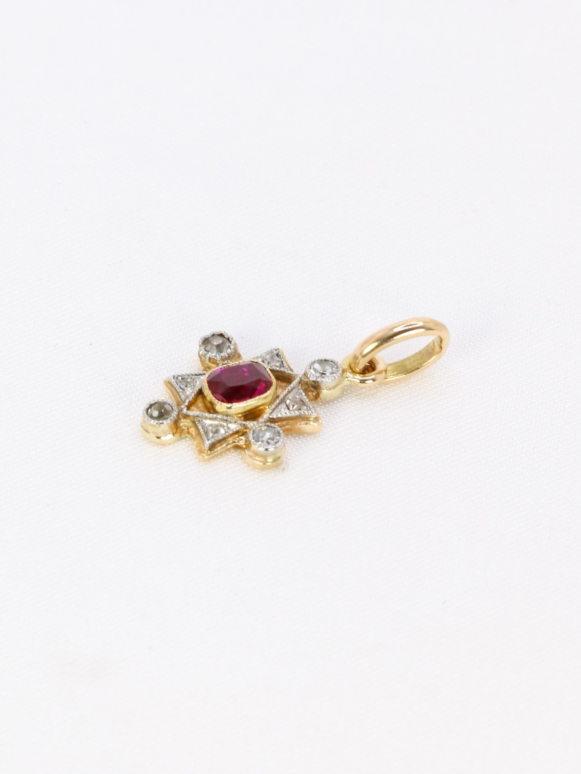 Pendentif Art Deco or jaune diamants rubis