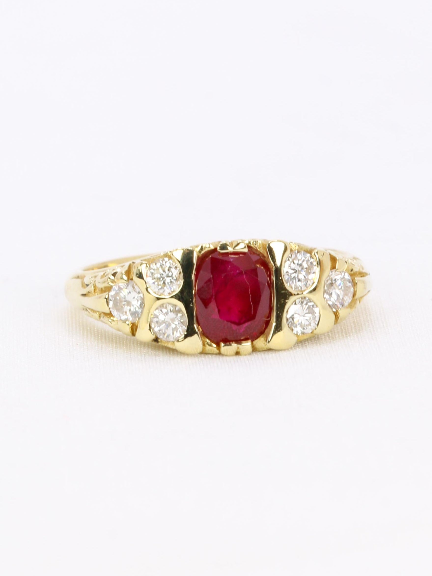 Bague vintage rubis coussin diamants or jaune