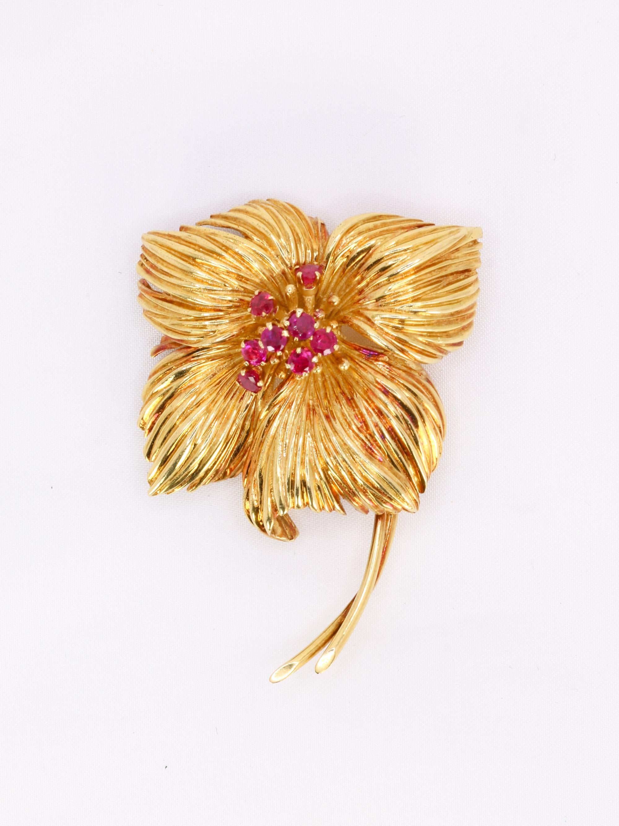 VAN CLEEF & ARPELS Broche fleur or jaune rubis