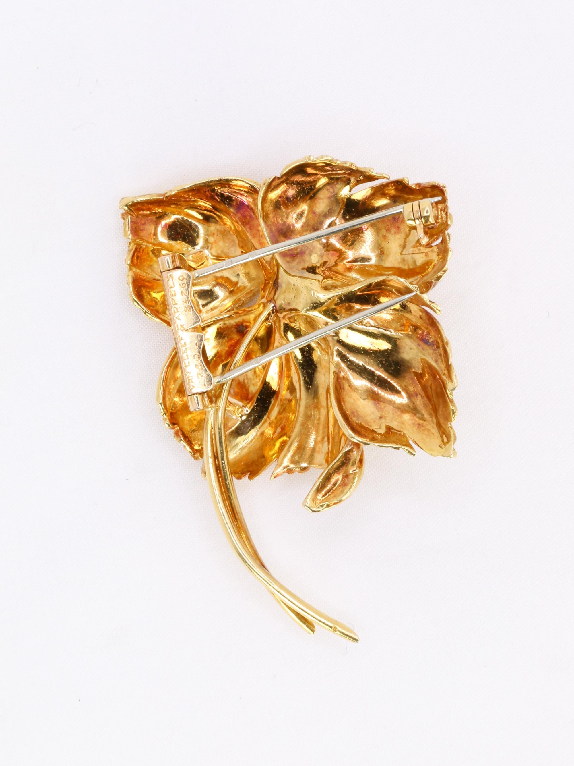 VAN CLEEF & ARPELS Broche fleur or jaune rubis