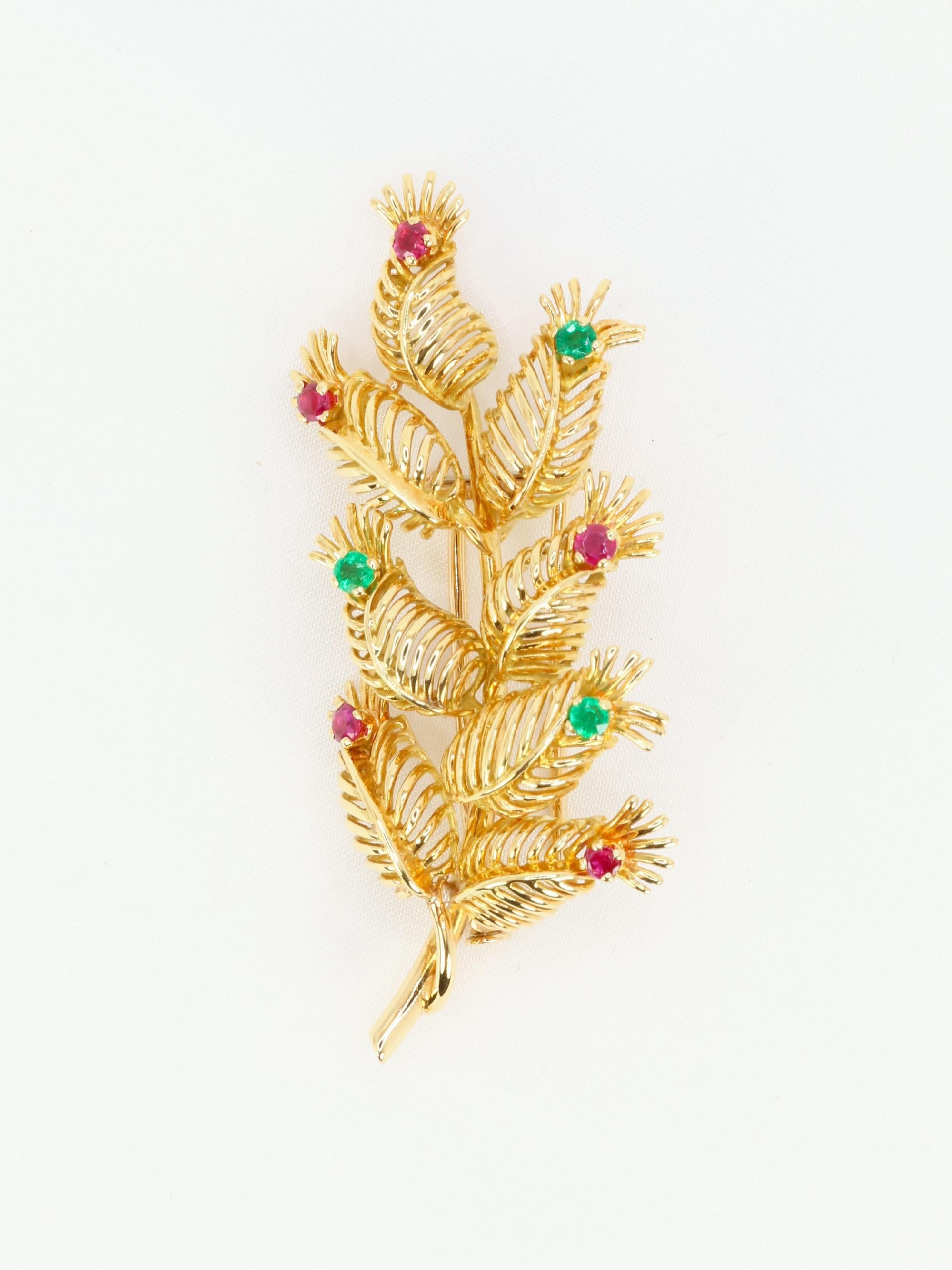 GUBELIN Broche feuille or rubis émeraudes