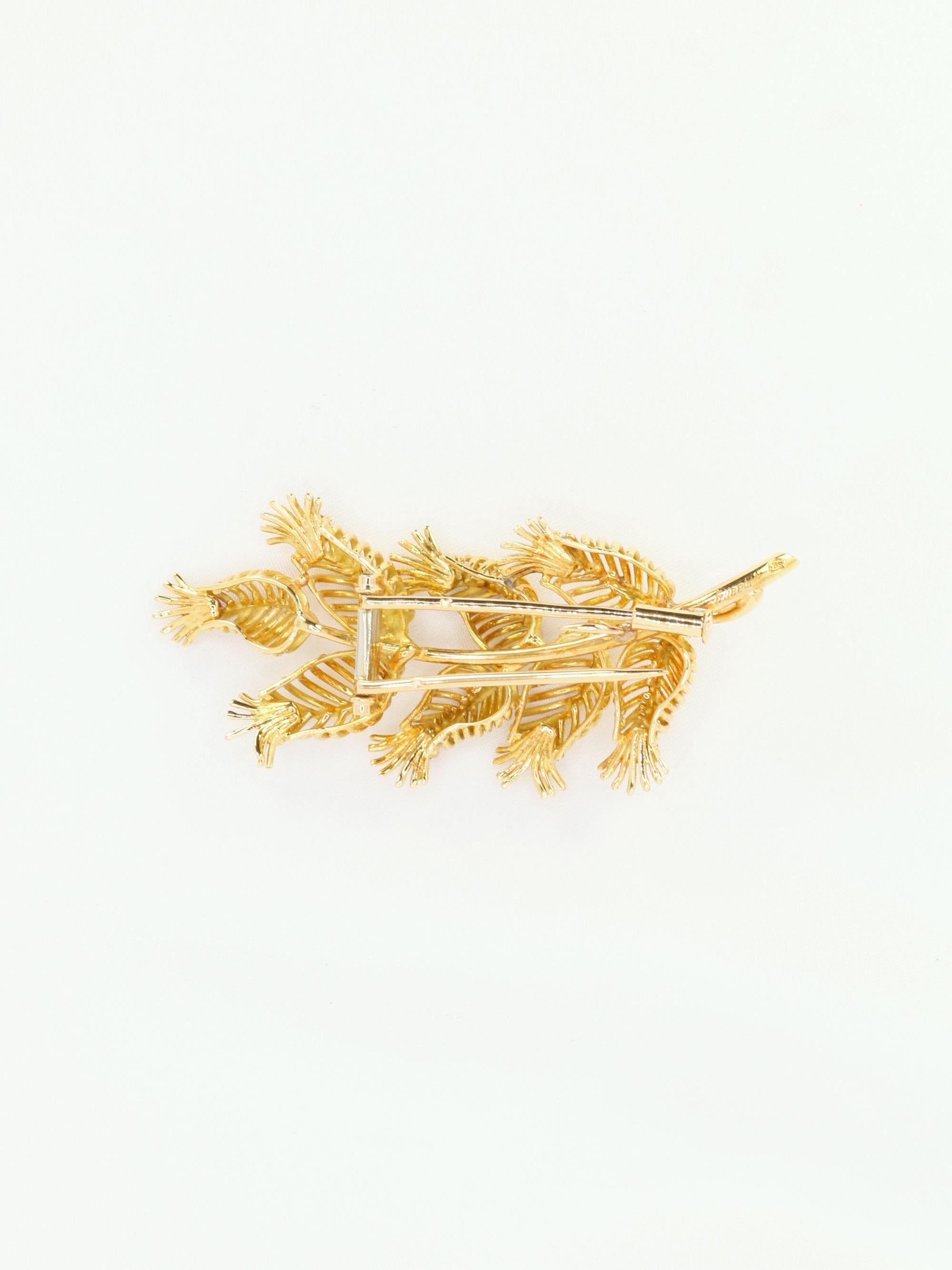 GUBELIN Broche feuille or rubis émeraudes