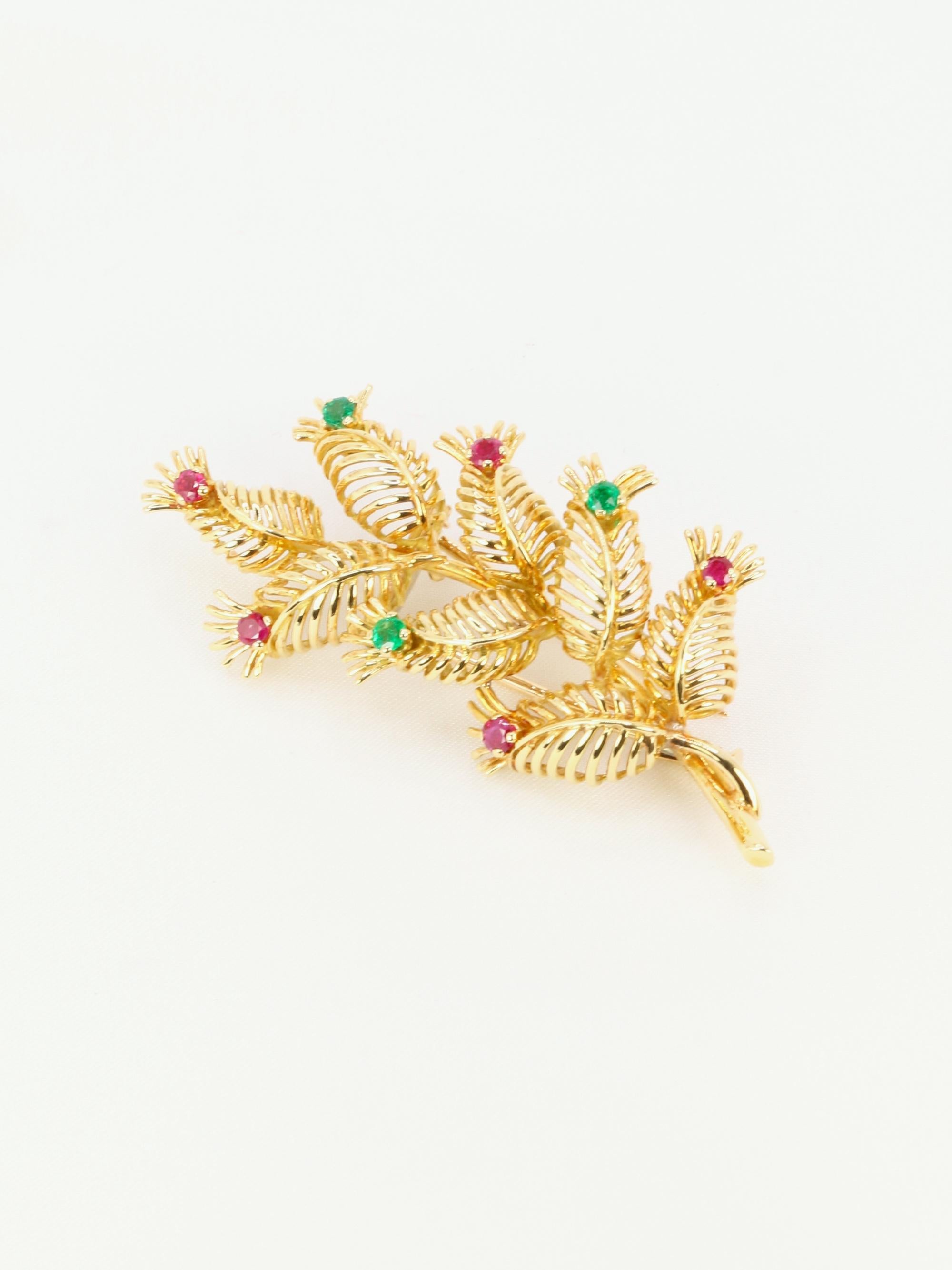 GUBELIN Broche feuille or rubis émeraudes