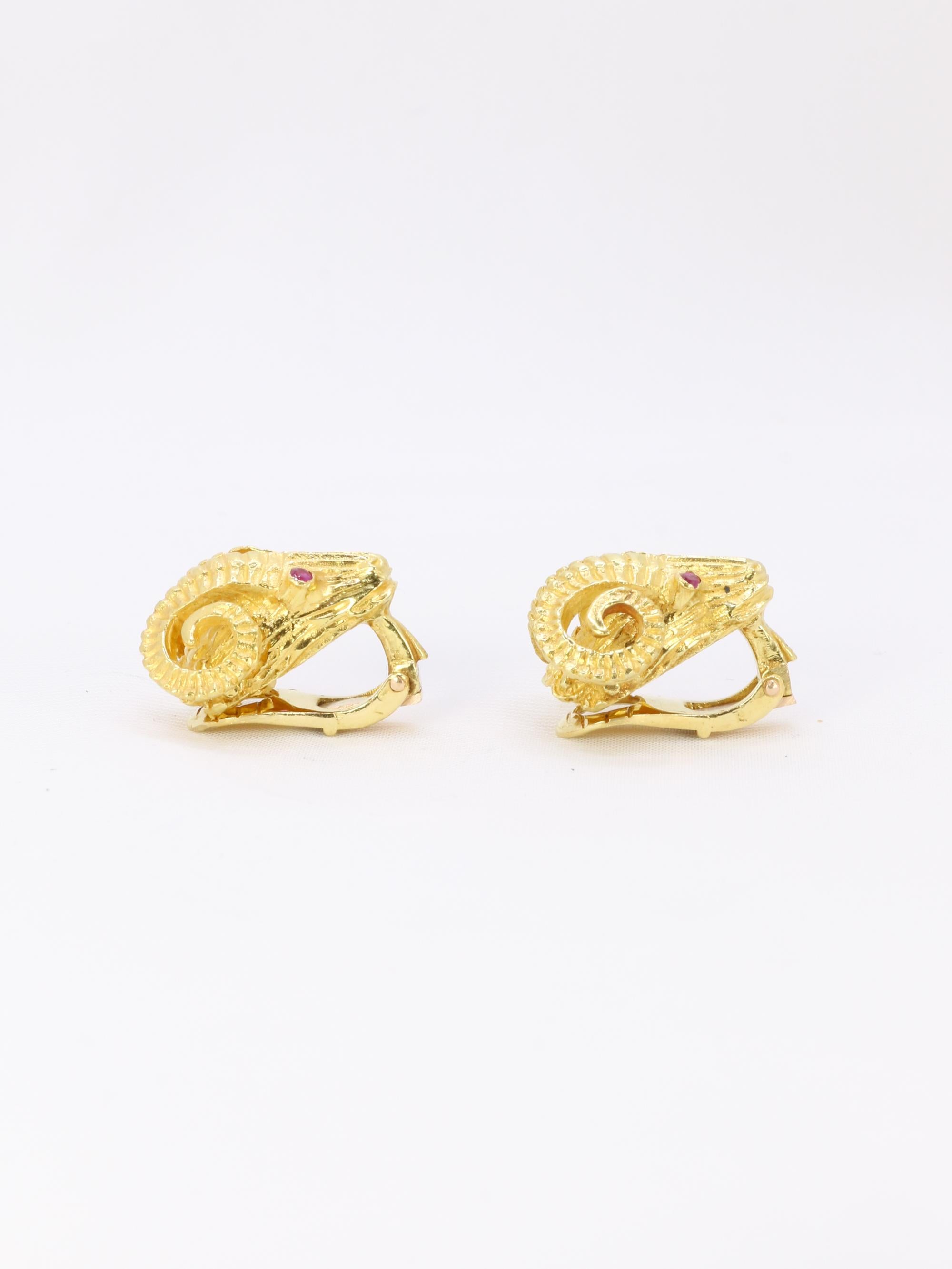 LALAOUNIS (Att. à) Clips d'oreilles tête de belier or jaune rubis