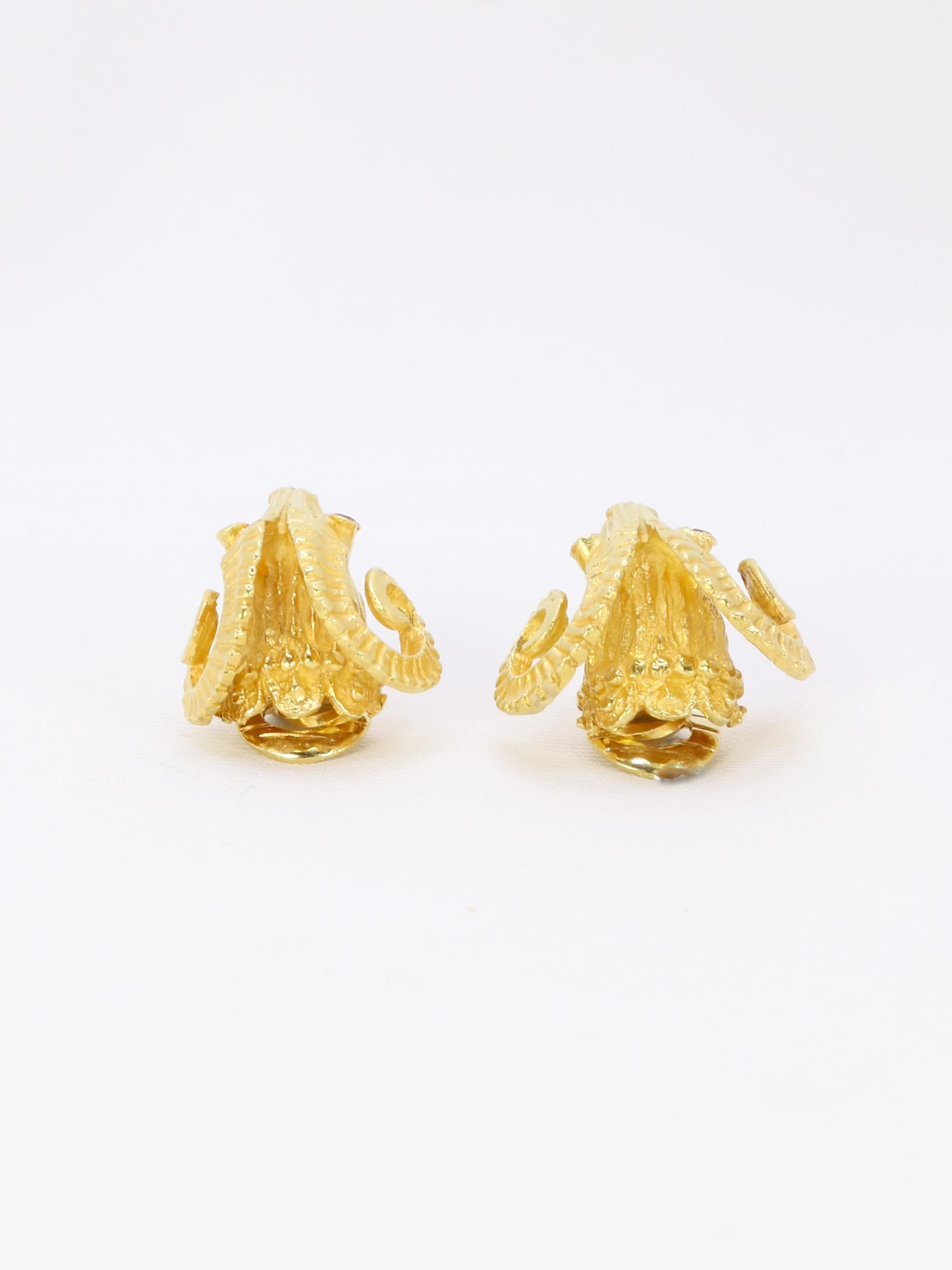 LALAOUNIS (Att. à) Clips d'oreilles tête de belier or jaune rubis