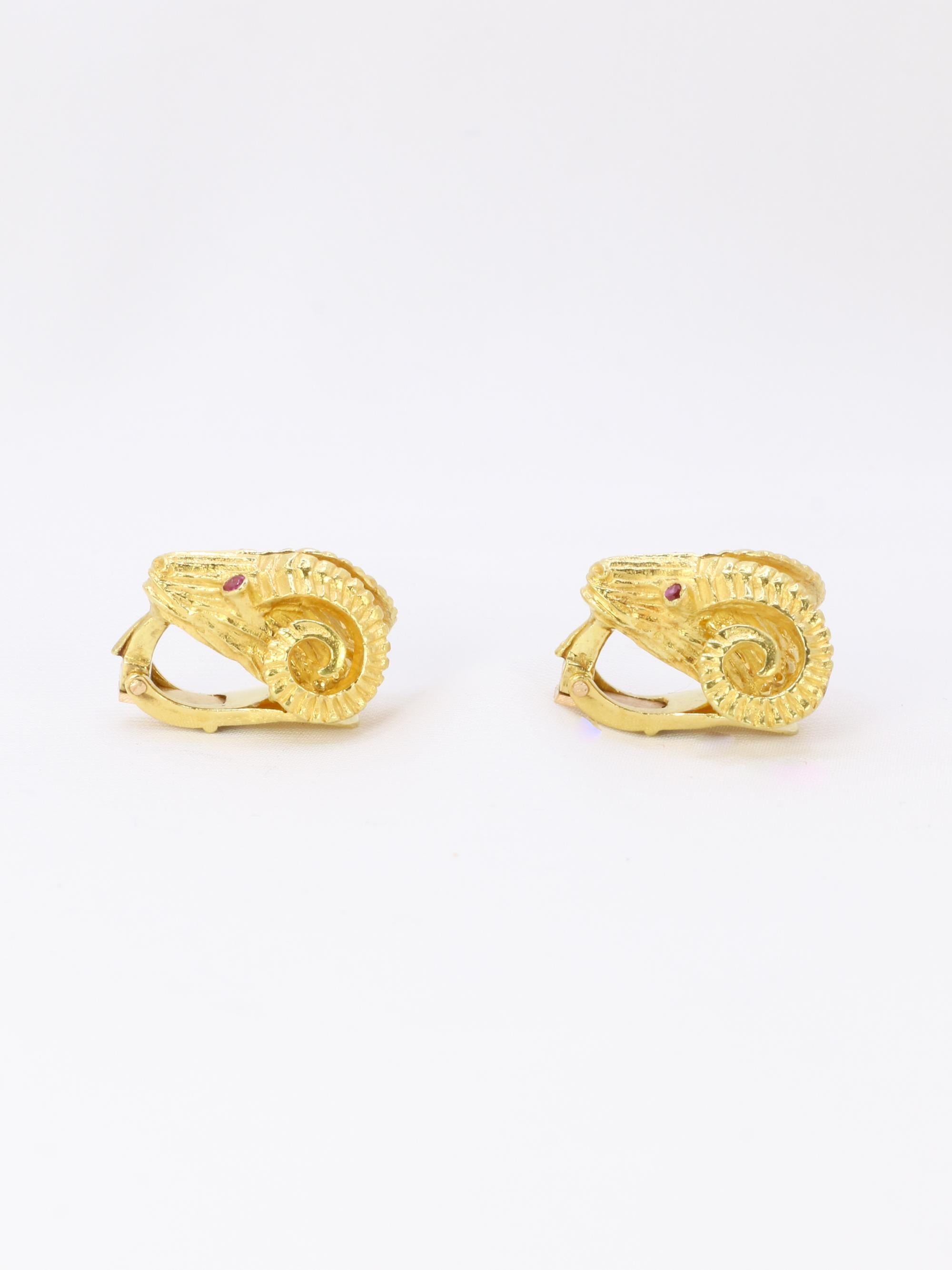 LALAOUNIS (Att. à) Clips d'oreilles tête de belier or jaune rubis