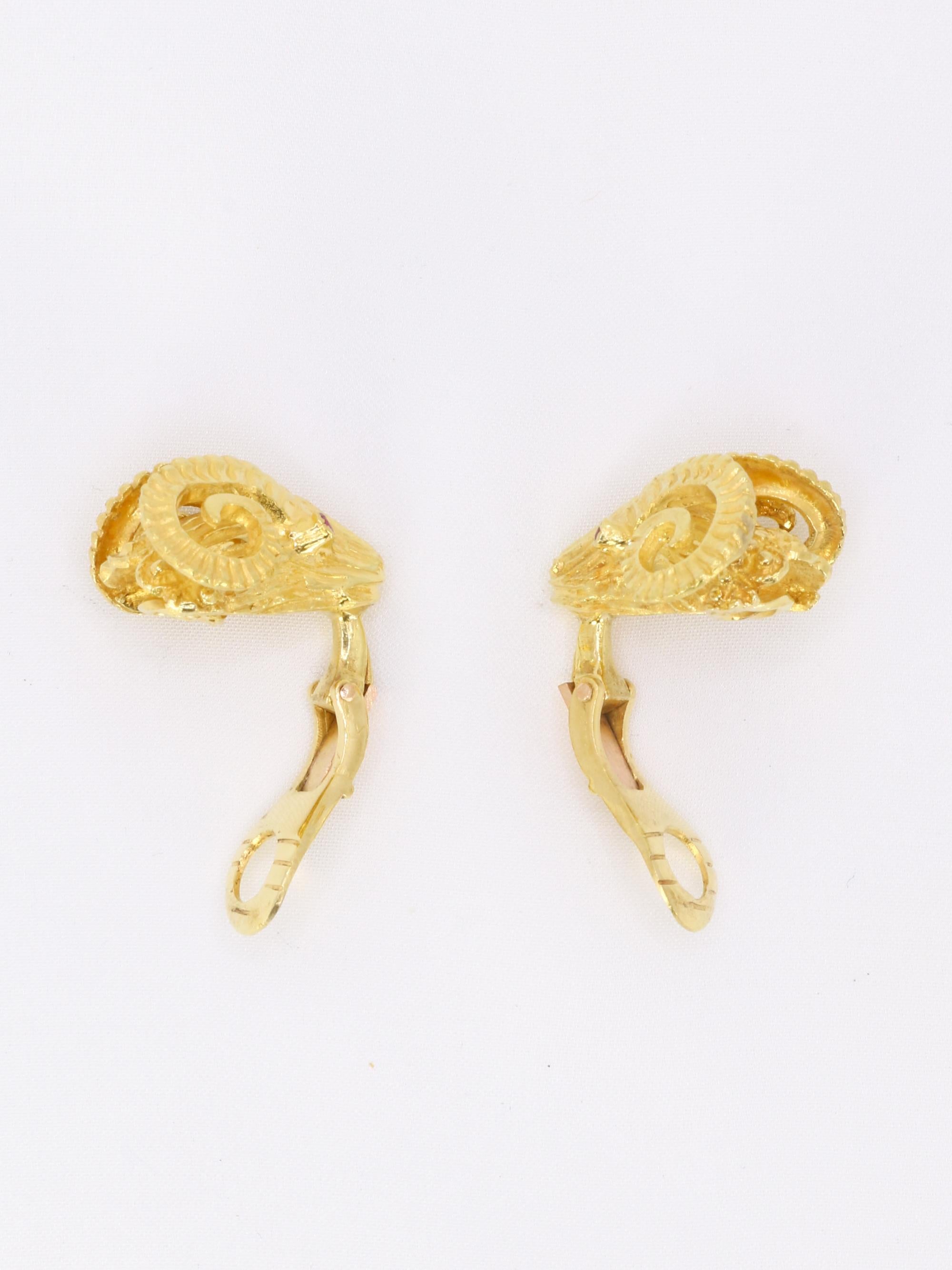 LALAOUNIS (Att. à) Clips d'oreilles tête de belier or jaune rubis
